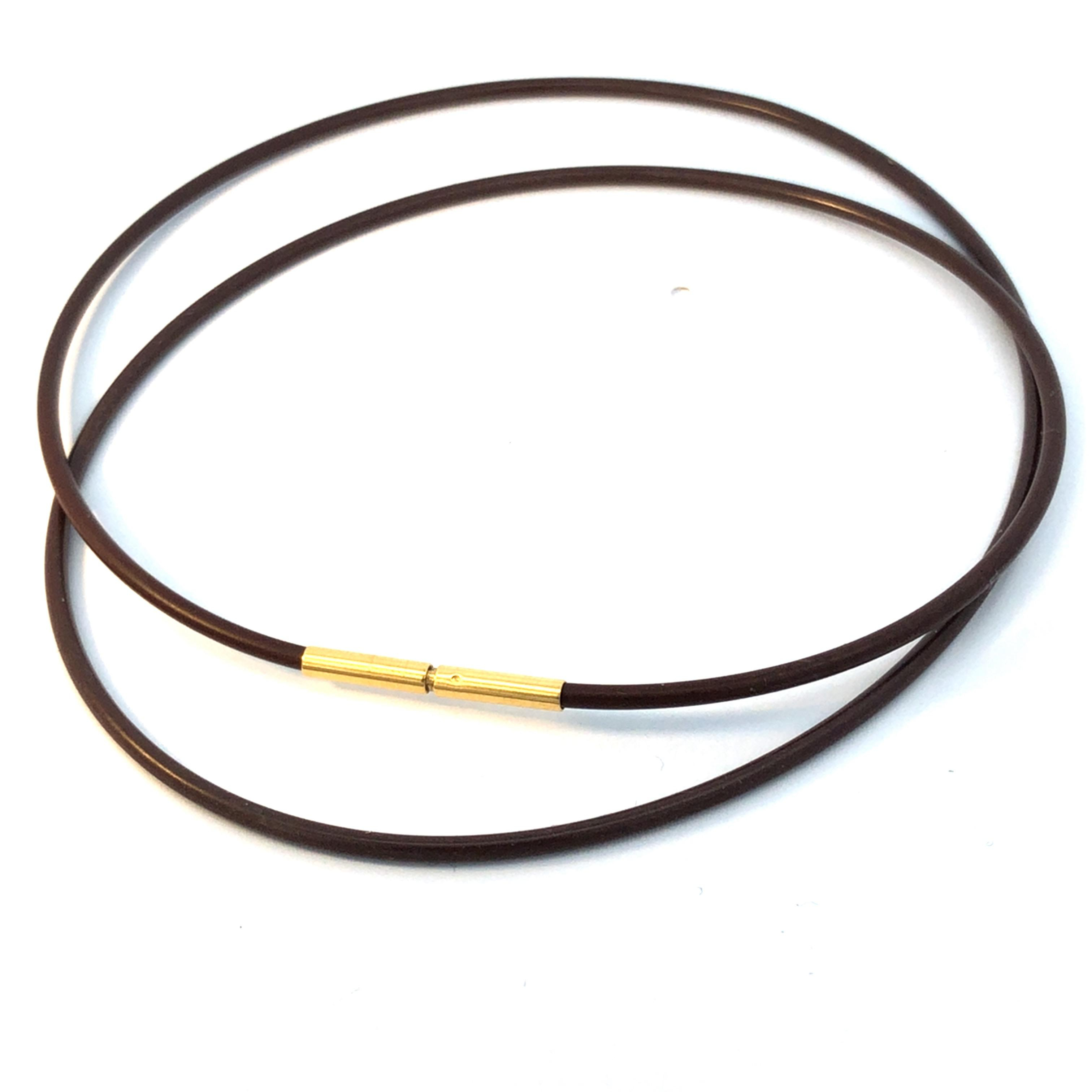 Dieses schicke Silikoncollier in braun verfügt über eine Stärke von 2 mm und eine Stahlseele. Mit einem Doppelclip aus 750 GG und einer Länge von 42 cm ist es ein stilvolles Accessoire für jeden Anlass. Tragen Sie es alleine oder kombinieren Sie es mit anderen Schmuckstücken für einen individuellen Look. Ein Must-Have für Ihre Schmucksammlung!