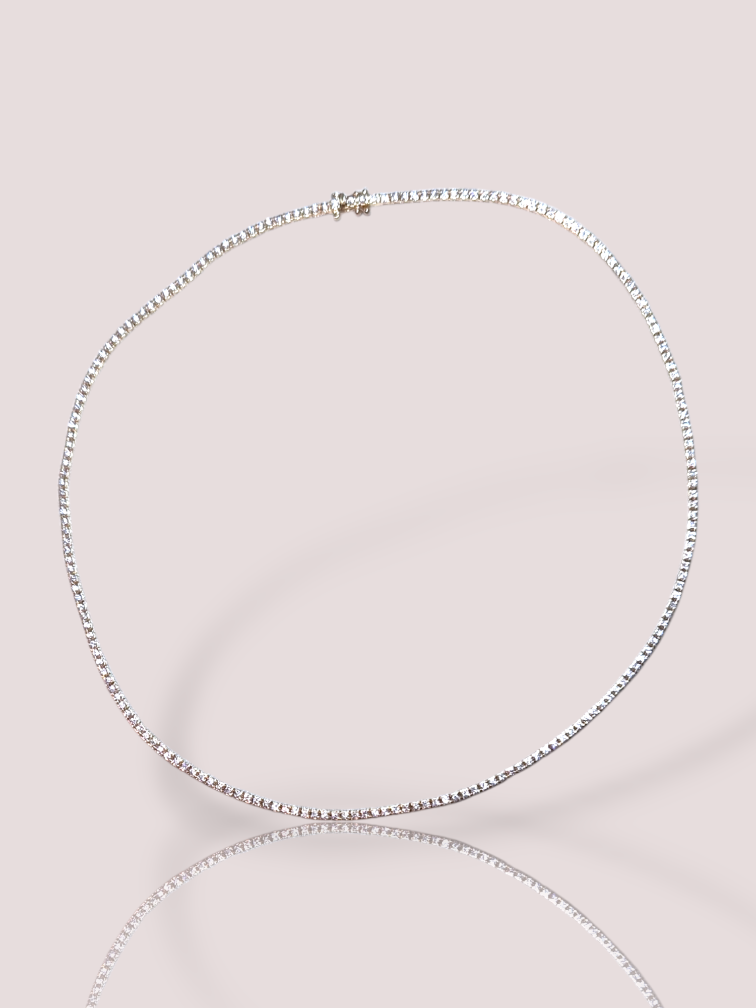 De House of Bruens 14k geel gouden tenniscollier met 3ct diamanten,  is een luxe sieraad. Het collier straalt elegantie uit door het geelgouden ontwerp en schitterende diamanten. Ideaal voor speciale gelegenheden. Draag het als opvallend stuk boven een elegante avondjurk of bij formele outfits om een verfijnde look te cre&euml;ren.

Het collier is 42 cm lang en valt prachtige om de hals voor een sensationele sparkle!