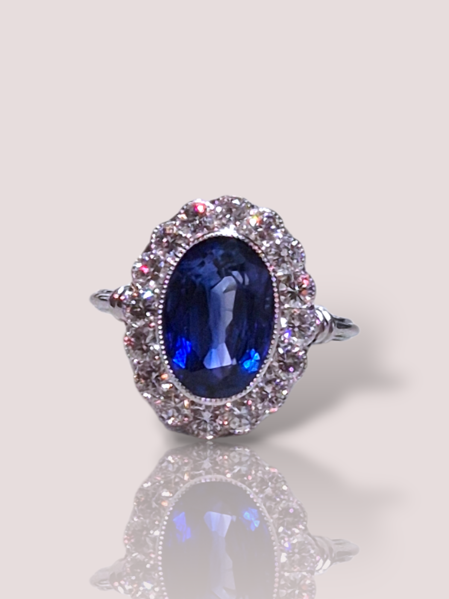 Deze House of Bruens 18k witgouden 'Diana' ring schittert met 16 prachtige witte diamanten en een prachtige Ceylon saffier van maar liefst 6,16ct. Deze verfijnde ring straalt luxe uit en is perfect voor speciale gelegenheden. Draag hem solo voor een elegante uitstraling of combineer met andere sieraden voor een gedurfde look.

De ring is maat 56 en kan eventueel naar een andere maat vermaakt worden.