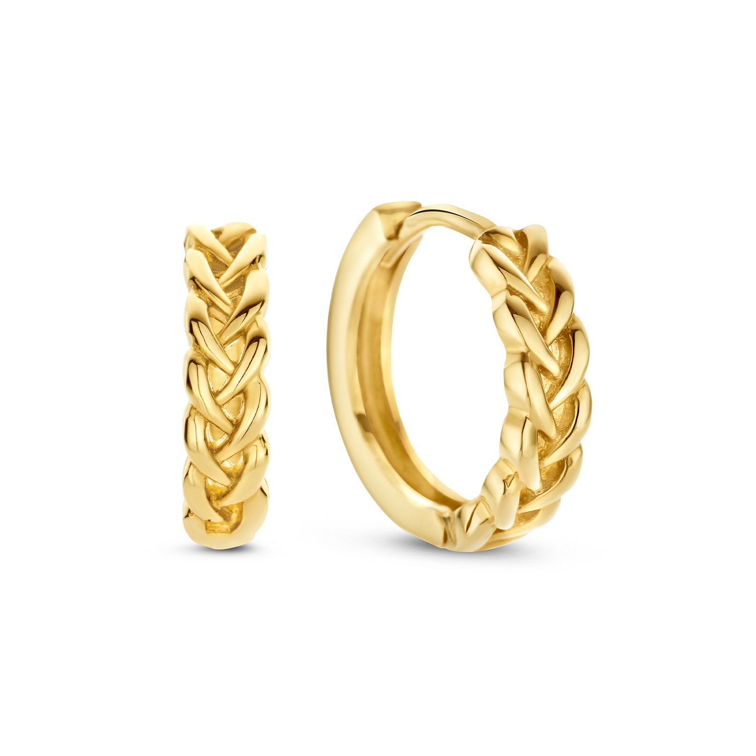 Petit Sablon Hoops
Verbintenis alom met deze 14K gouden Petit Sablon gevlochten klapoorringen met een doorsnee van 7mm. Een verfijnde ronde oorring die perfect aan het oor sluit. Goed te combineren met de andere sieraden van Jackie voor een trendy look!

Treasures of London
Londen is de stad van biscuits and tea, rode dubbeldekkers en telefooncellen, zwarte taxi&rsquo;s en natuurlijk de iconische bezienswaardigheden zoals Big Ben, Tower Bridge en Buckingham Palace. De bruisende metropool aan de oevers van de Theems is de inspiratie geweest voor Jackie&rsquo;s nieuwste 14 karaat gouden sieradencollectie. Tijdens haar reis naar London heeft Jackie genoten van geschiedenis, cultuur en tradities. Dit vind je terug in de nieuwe collectie &lsquo;Treasures of London&rsquo;!
 
Specificaties
- Klapoorringen
- Materiaal: 14 Karaat - Geelgoud - 585
- Gevlochten vorm
- Artikelnummer: JKE23.264