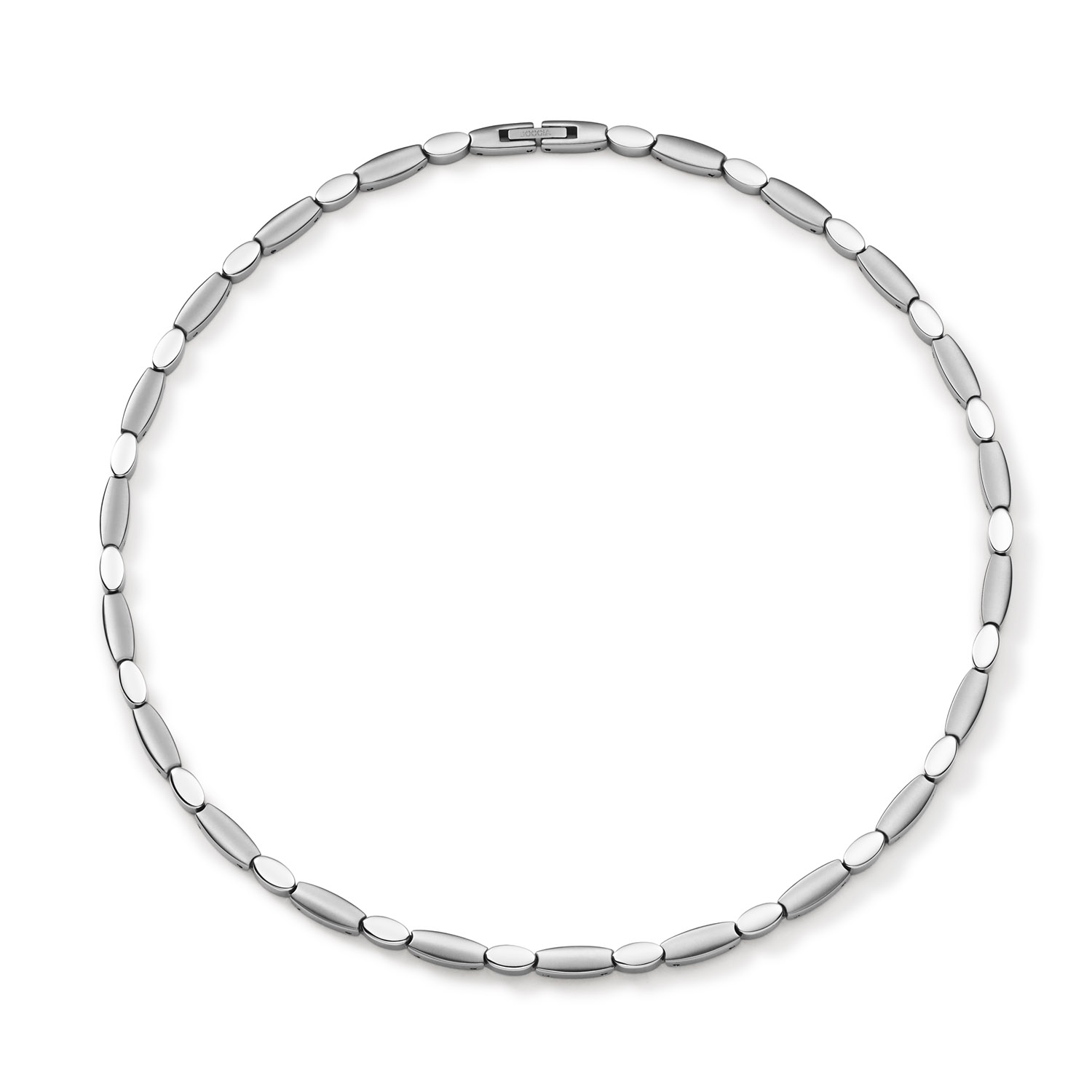Boccia Titanium 08090-01 Ketting 50cm
Deze unieke titanium ketting van Boccia Titanium is een mooie toevoeging aan je sieradencollectie! Wat deze mat/glanzende titanium ketting uniek maakt, is dat hij grote ovale matte schakels heeft met daartussen ovale glanzende schakels, dit geeft een volle en luxe uitstraling. De ketting heeft een lengte van 50cm en sluit met een klapsluiting. Combineer de ketting met de bijpassende armband en oorbellen voor een complete look.

HET MERK
Boccia Titanium is het titanium merk van Nederland, dat zijn oorsprong in Duitsland vindt en is opgericht in het jaar 1992. Ontwikkeld door internationale ontwerpers. Alle titanium componenten van de BOCCIA TITANIUM collectie zijn gemaakt van 99,7% puur titanium; het bijzondere materiaal. Het is licht in gewicht, neemt de temperatuur van de huid aan en is zeer huidvriendelijk. Bovendien is het corrosie- en temperatuurbestendig.

SPECIFICATIES
- Ketting
- Puur titanium
- Ovaal bol
- Zilverkleurig
- 50cm