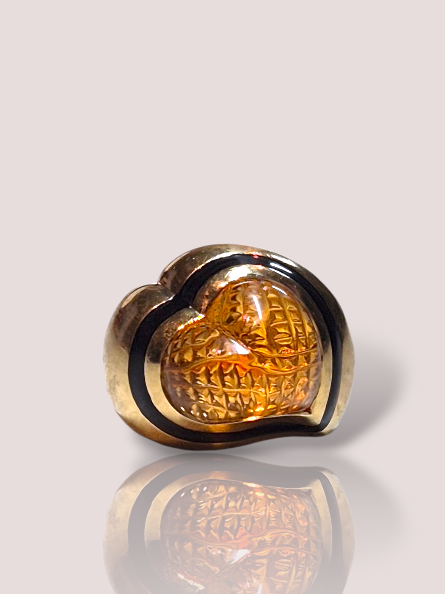 Deze prachtige vintage jaren 70 18k geel gouden ring met citrien, is een echt juweeltje ontworpen door de ontwerper van de juwelen van Christian Dior. Het combineert een tijdloze vintage stijl met de warme, opvallende schoonheid van citrien. Draag het als een statementstuk om een elegante outfit te completeren, of voor een vleugje retro flair bij dagelijkse kleding.

De ring is een waar statement met citrien geslepen met een honingraat motief en de bovenzijde is cabochon geslepen. Ongekende klassieke schoonheid!
