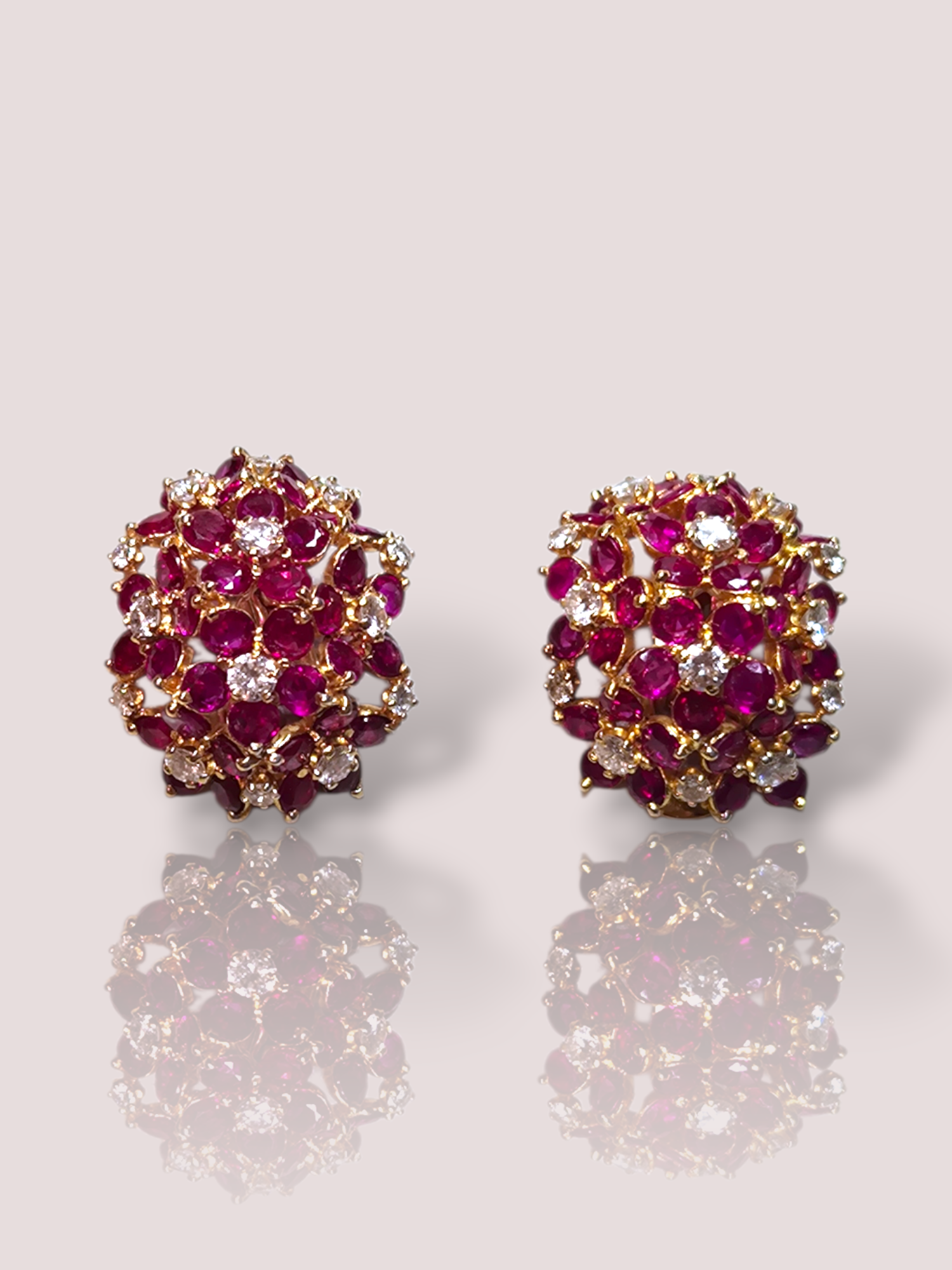 Deze vintage 18k geelgouden oorclips zijn perfect voor liefhebbers van verfijnde sieraden. Met glinsterende robijnen en diamanten voegen ze een vleugje elegantie toe aan elke gelegenheid. Draag ze met opgestoken haar voor een klassieke uitstraling of combineer met een eenvoudige outfit voor een subtiele, maar luxe touch. Een tijdloze aanvulling op elke sieradencollectie.

De oorclips zijn 2,5 bij 2 cm en hebben een clip. De clips kunnen vervangen 