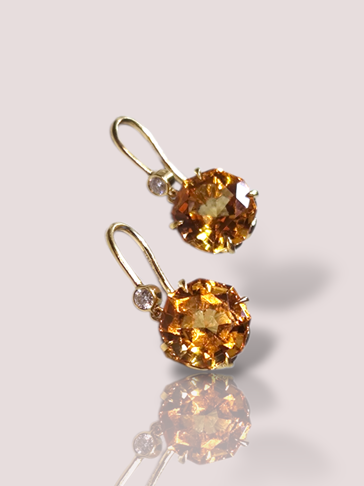 Deze Vintage 18k Tiffany & Co oorhangers zijn voorzien van een prachtige citrien en diamanten. Deze oorhangers behoren tot de categorie sieraden en heeft het type hanger oorbellen. Perfect voor speciale gelegenheden of chique avonden. Combineer deze elegante oorhangers met een minimalistische outfit om hun schittering extra te laten opvallen. Een tijdloze toevoeging aan elke sieradencollectie.

De oorhangers zijn 2 cm lang en hebben een citrien van 1 bij 1 cm.