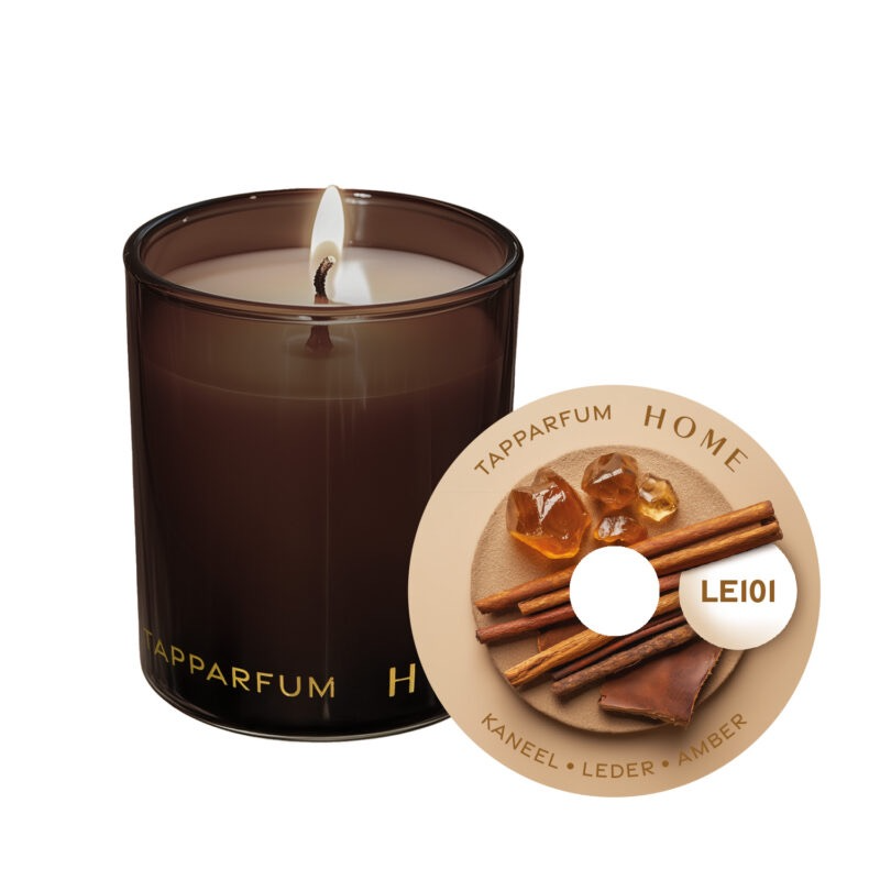 Jouw Lievelingsgeur als Kaars &ndash; Duurzame Geurkaars van 100% Europese Koolzaadwas

Altijd al jouw favoriete geur in kaarsvorm willen hebben? Dat kan nu!
Deze hoogwaardige geurkaars wordt gemaakt van 100% Europese koolzaadwas &ndash; een duurzaam en milieuvriendelijk alternatief voor paraffine en soja. De kaars brandt schoon, roetvrij en verspreidt een krachtige, langdurige geur door de hele ruimte.

De kaarsen worden met de hand gegoten in Zweden, waar kwaliteit en vakmanschap centraal staan. Dankzij de natuurlijke samenstelling is dit de perfecte keuze voor iedereen die houdt van pure producten met een luxe uitstraling.

Waarom kiezen voor deze duurzame geurkaars?

Gemaakt van 100% Europese koolzaadwas

Duurzaam, vegan en milieuvriendelijk

Lange brandduur: &plusmn; 40&ndash;45 uur

Krachtige geurverspreiding voor een warm en sfeervol interieur

Handgemaakt in Zweden

Perfect als cadeau of om jezelf te verwennen

Ervaar jouw lievelingsgeur zoals nooit tevoren &ndash; in een kaars die mooi brandt, heerlijk ruikt en met zorg gemaakt is.