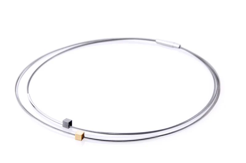 De Monari Square Bracelet, modelnummer J0229, is een verfijnd juweel dat elegantie toevoegt aan elke outfit. Deze armband, vallend onder de categorie 'JEWEL' en specifiek 'BRACELET', is perfect om solo te dragen voor een subtiele look of in combinatie met andere sieraden voor een gedurfde statement. Voeg deze tijdloze schakel toe aan je collectie voor een vleugje verfijning.