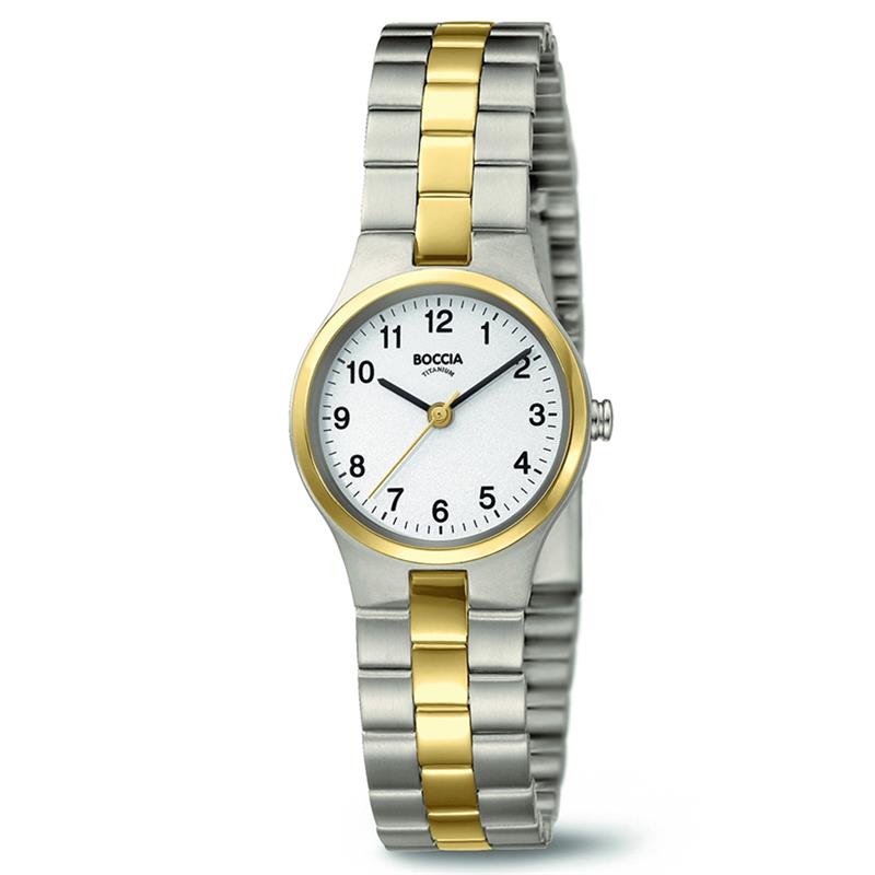 Boccia Titanium 3082-05
Dit dameshorloge van Boccia Titanium heeft een sportieve uitstraling. De bi-color horlogekast zorgt voor een stijlvolle look en de witte wijzerplaat maakt het horloge net wat sierlijker. Het horloge heeft een kastdiameter van 25mm en is 5ATM. Combineer dit prachtige exemplaar met de andere sieraden van Boccia Titanium voor een complete look.

HET MERK
Boccia Titanium is het titanium merk van Nederland, dat zijn oorsprong in Duitsland vindt en is opgericht in het jaar 1992. Ontwikkeld door internationale ontwerpers. Alle titanium componenten van de BOCCIA TITANIUM collectie zijn gemaakt van 99,7% puur titanium; het bijzondere materiaal. Het is licht in gewicht, neemt de temperatuur van de huid aan en is zeer huidvriendelijk. Bovendien is het corrosie- en temperatuurbestendig.

SPECIFICATIES
- Mineraal glas
- Ronde titanium horlogekast, &Oslash; 25mm
- Titanium bi-color band
- Witte wijzerplaat
- 5ATM (Regen- & spatwaterdicht)