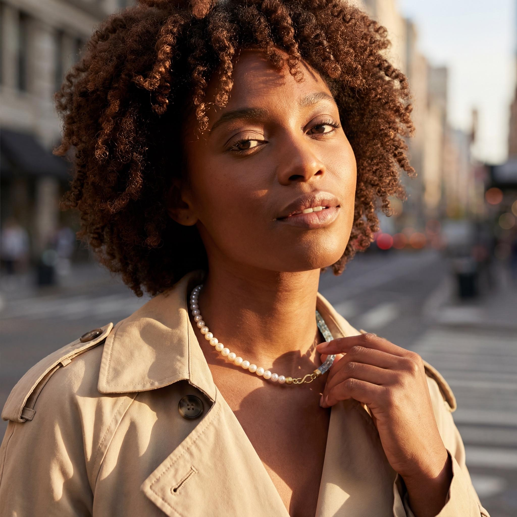 Raffinierte Steinkette in Gelbgold 750/ooo gearbeitet.
Aquamarine facettiert in einem intensiven Blauton. Akoya Zuchtperlen, 7,5mm. Länge 42cm. Die Schließe wird leicht seitlich nach vorne getragen.

UNIKAT

Design: Helen Otto (Werkstattleitung)
gefertigt im KISSNER Meisteratelier
