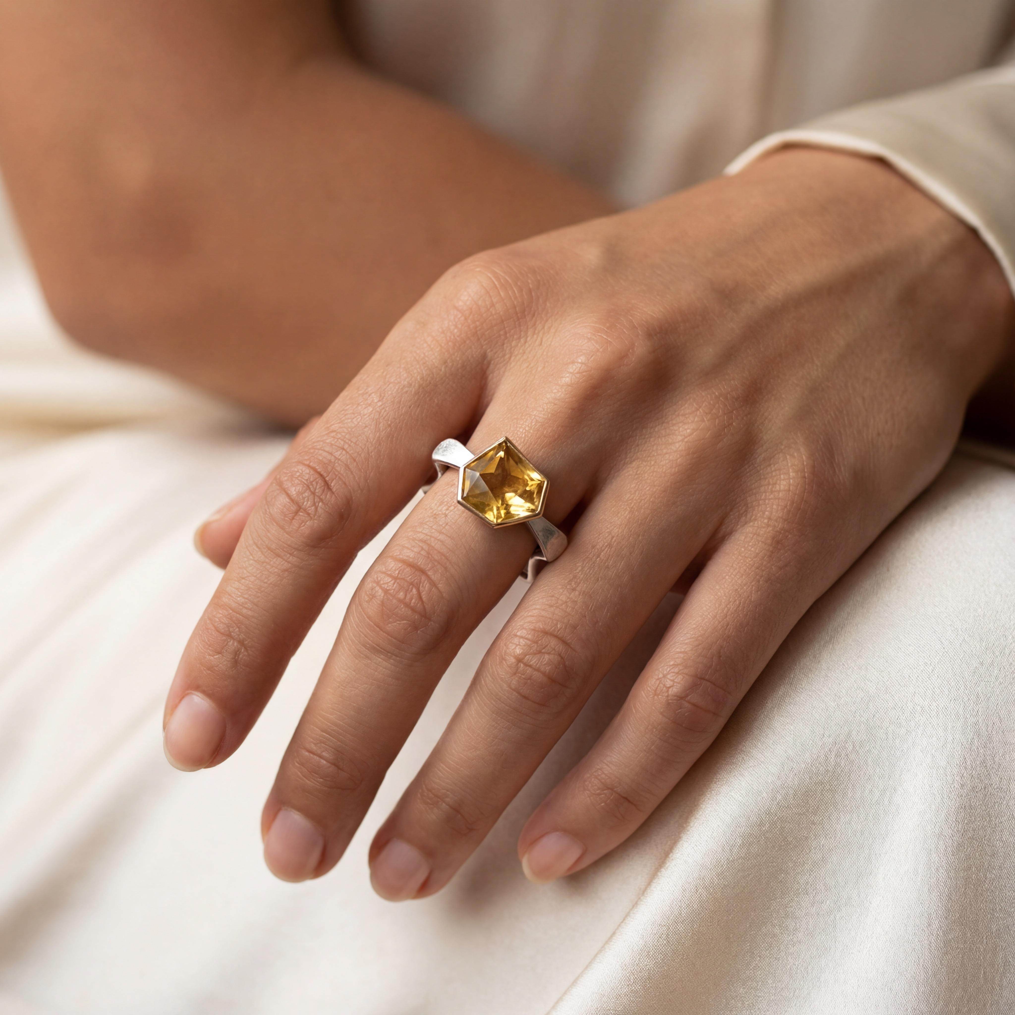 Dieser Ring (19686) besticht durch sein elegantes und zeitloses Design. Er besteht aus hochwertigem Material und ist mit funkelnden Steinen verziert. Tragen Sie diesen Ring alleine für einen schlichten Look oder kombinieren Sie ihn mit anderen Schmuckstücken für einen individuellen Stil. Er ist vielseitig und passt zu allen Gelegenheiten. Ein Must-Have für jede Schmucksammlung!