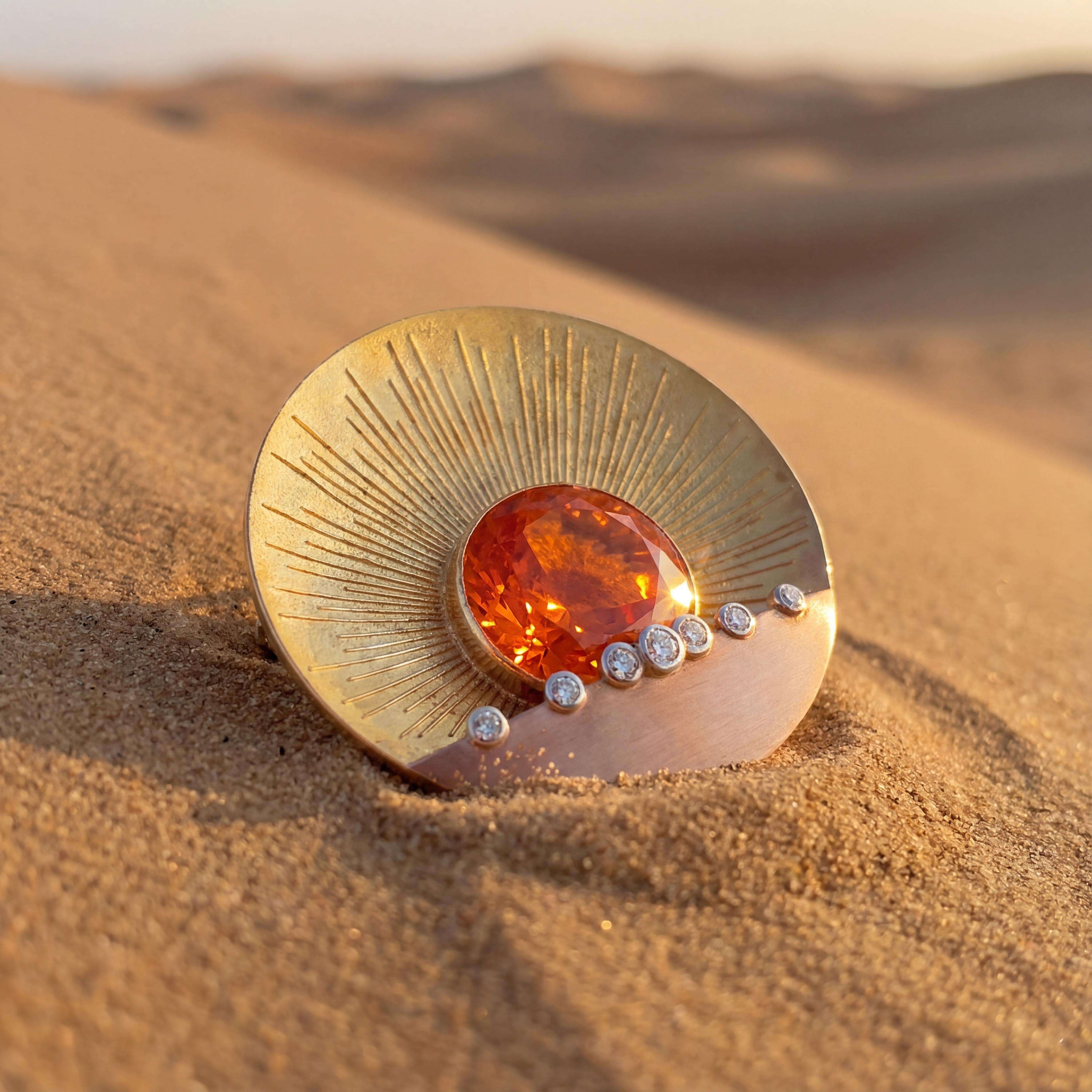 Dieser exquisite Anhänger und zugleich Collierschließe ist in warmem Gelbgold 900 mit Sonnenstrahlen aus reinem Feingold gefertigt und besticht durch einen erstklassig geschliffenen und dadurch unglaublich lichtstarken, runden Feueropal aus Mexiko mit 13,70ct. Durchmesser 45mm. UNIKAT