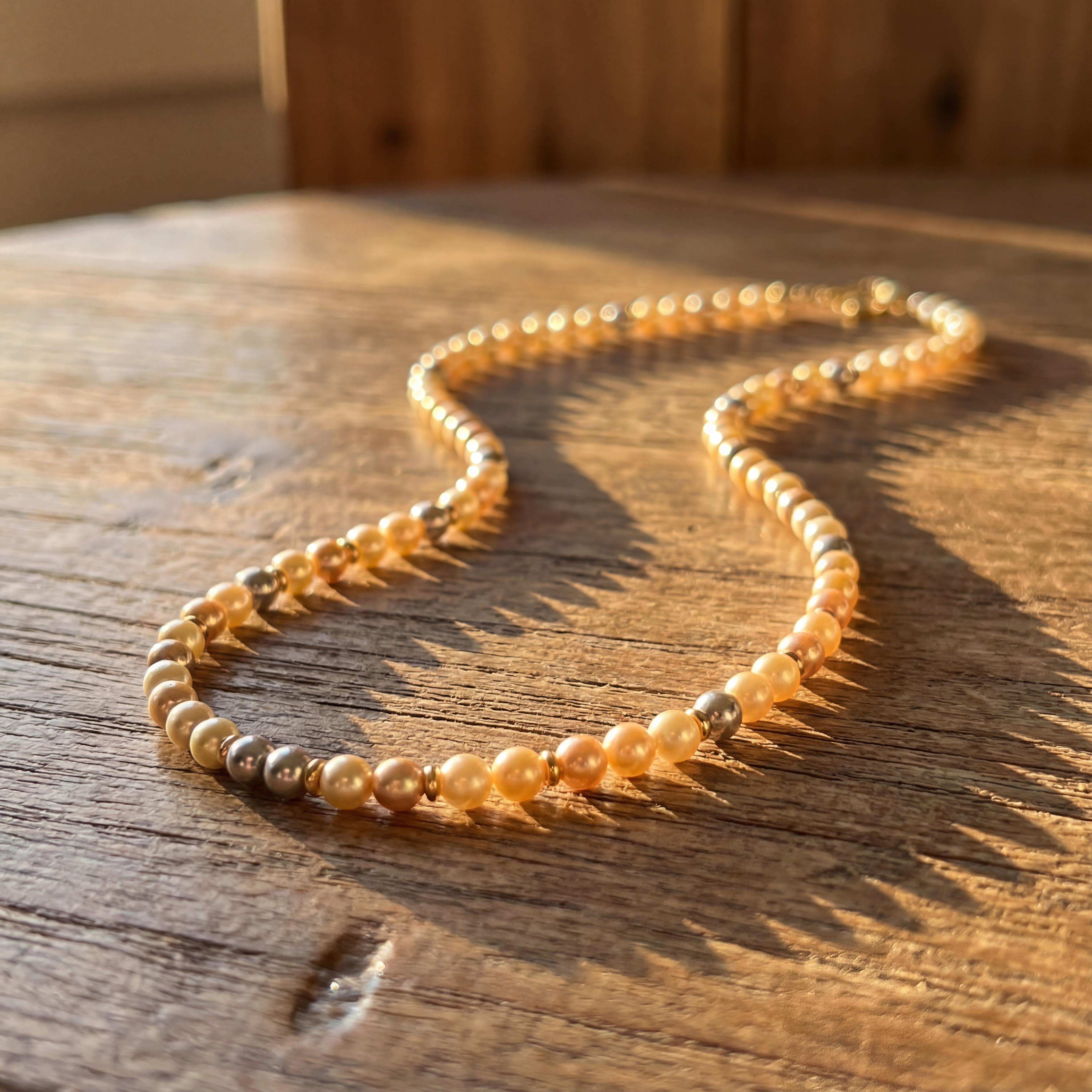 Diese Perlenkette mit verschieden farbigen Akoya Zuchtperlen aus dem japanischen Meer ist ein zeitloses Schmuckstück, das in hochwertigem Gold 750 gefertigt ist. Diese Halskette hat eine Länge von 470 mm und hat eine leicht zu bedienende Haken/Öse Schließe, welche ebenfalls im KISSNER Meisteratelier gefertigt wurde. Auf wünsch kann die Länge angepasst werden. Ideal zur Veredelung eleganter Outfits, lässt sie sich sowohl zu festlichen Anlässen als auch im Alltag mit klassischen oder modernen Outfits kombinieren. Es handelt sich hierbei um ein UNIKAT: