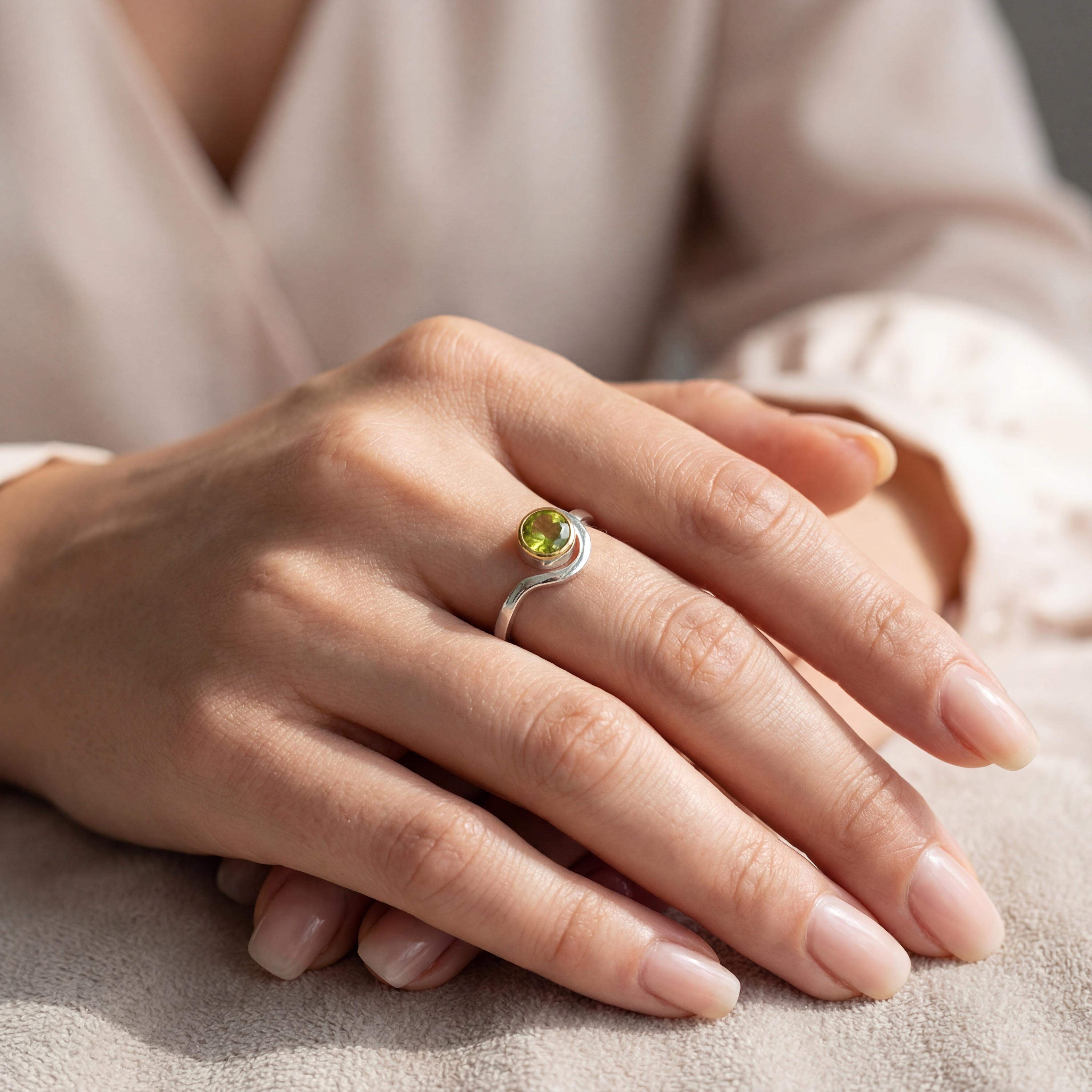 Dieser Ring besticht durch seine edle Kombination aus Silber und 900er Gold mit einem lemmonfarbenen Titanic (Sphen). Dieses Mineral hat einen enorme Dispersion, das einfallende Licht wird sehr stark gebrochen, es funkelt bunt! Perfekt für den täglichen Gebrauch, vereint er schlichtes Design mit hochwertiger Verarbeitung. Tragen Sie diesen Ring, um jedem Outfit einen dezenten Hauch von Eleganz zu verleihen. Ideal für normale Anlässe, bringt er glanzvollen Stil in Ihren Alltag.