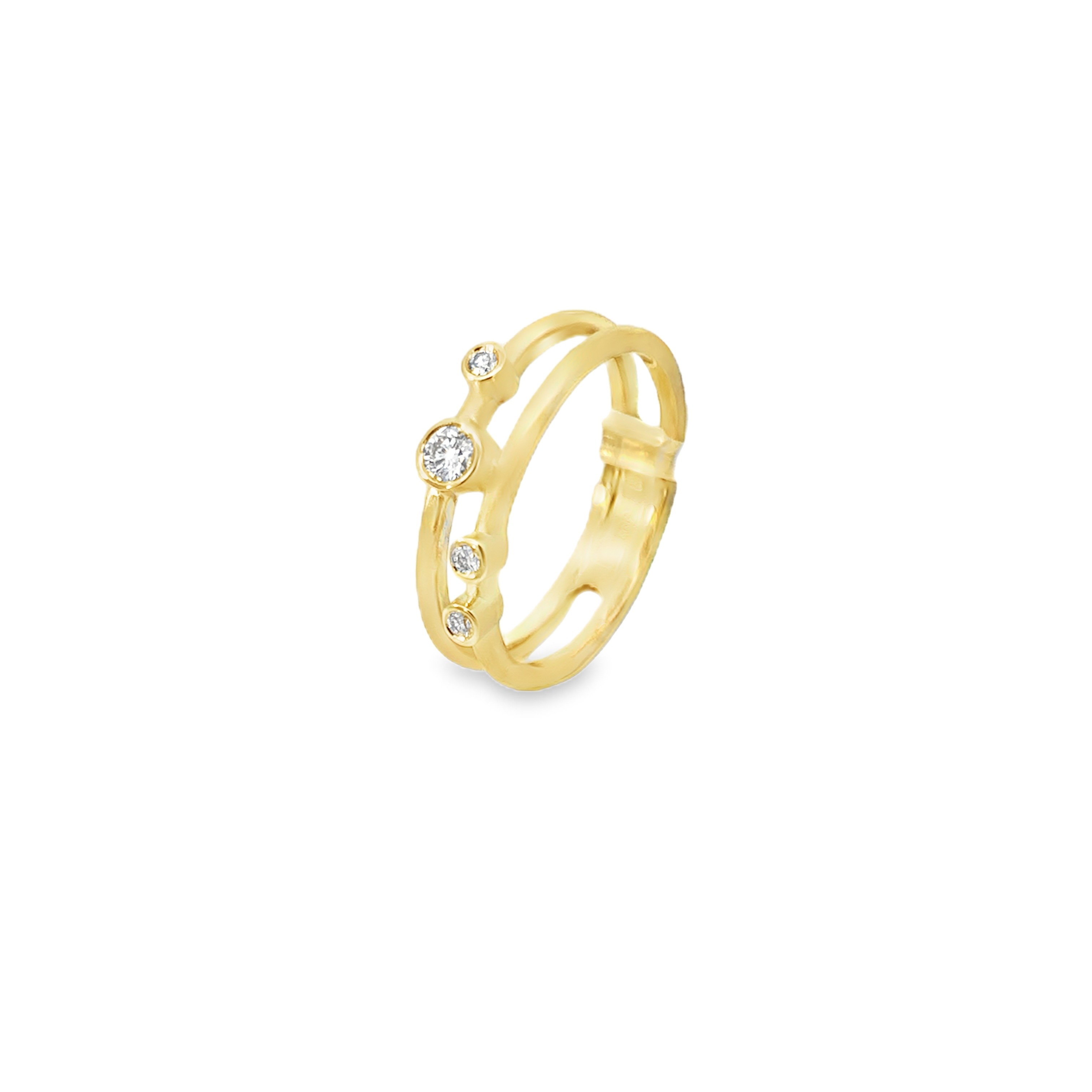 Dieser Artikel, Art-Nr.: 2-10102-5, ist ein eleganter Ring aus 585/- Gelbgold, verziert mit 1 Brillant à 0,08 ct W-VS und 3 Brillanten à 0,015 ct W-VS. Perfekt für besondere Anlässe. Trage ihn allein als Statement-Stück oder kombiniere ihn mit anderen Schmuckstücken für einen glamourösen Look. Ideal als Geschenk oder für den persönlichen Genuss.