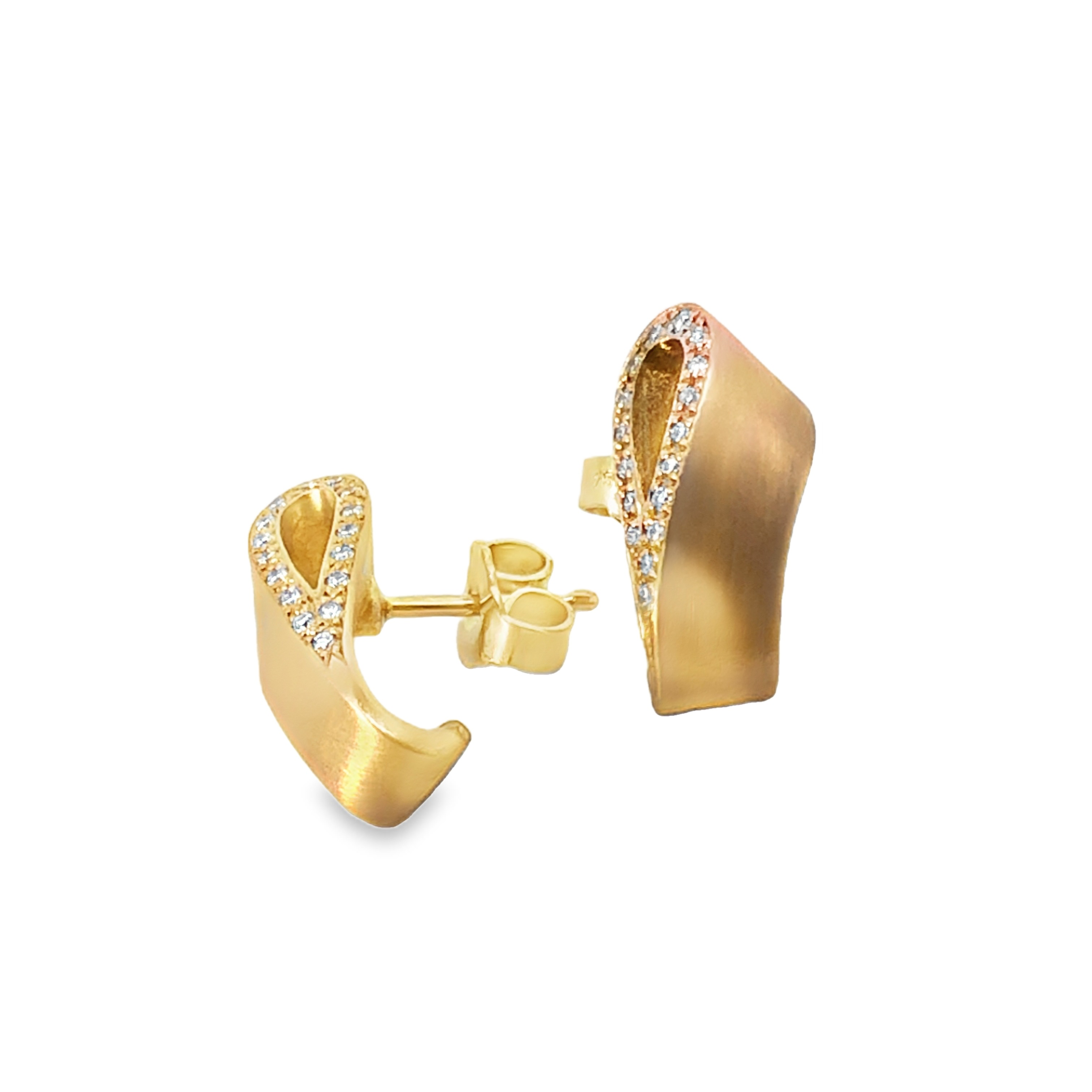 Diese eleganten Ohrstecker, Modellnummer 2-51347, aus 750er Gelbgold sind mit insgesamt 32 Brillanten von 0,16 ct besetzt und zeichnen sich durch ihre hohe Qualität W-VS aus. Perfekt für besondere Anlässe oder den täglichen Glamour. Tragen Sie sie mit hochgestecktem Haar, um den funkelnden Glanz vollständig zur Geltung zu bringen.