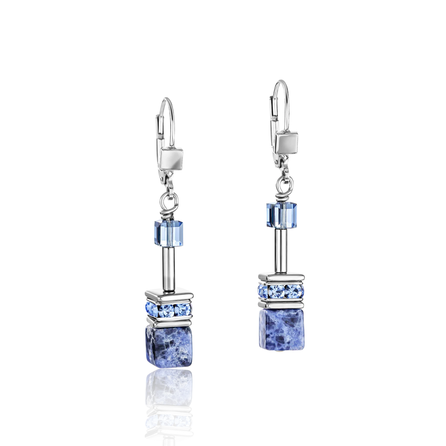 DICHTER BIJ DE NATUUR: elegante updates van de GeoCUBE-klassieker&reg; met diepblauwe sodaliet, een van 's werelds meest opwindende edelstenen.

