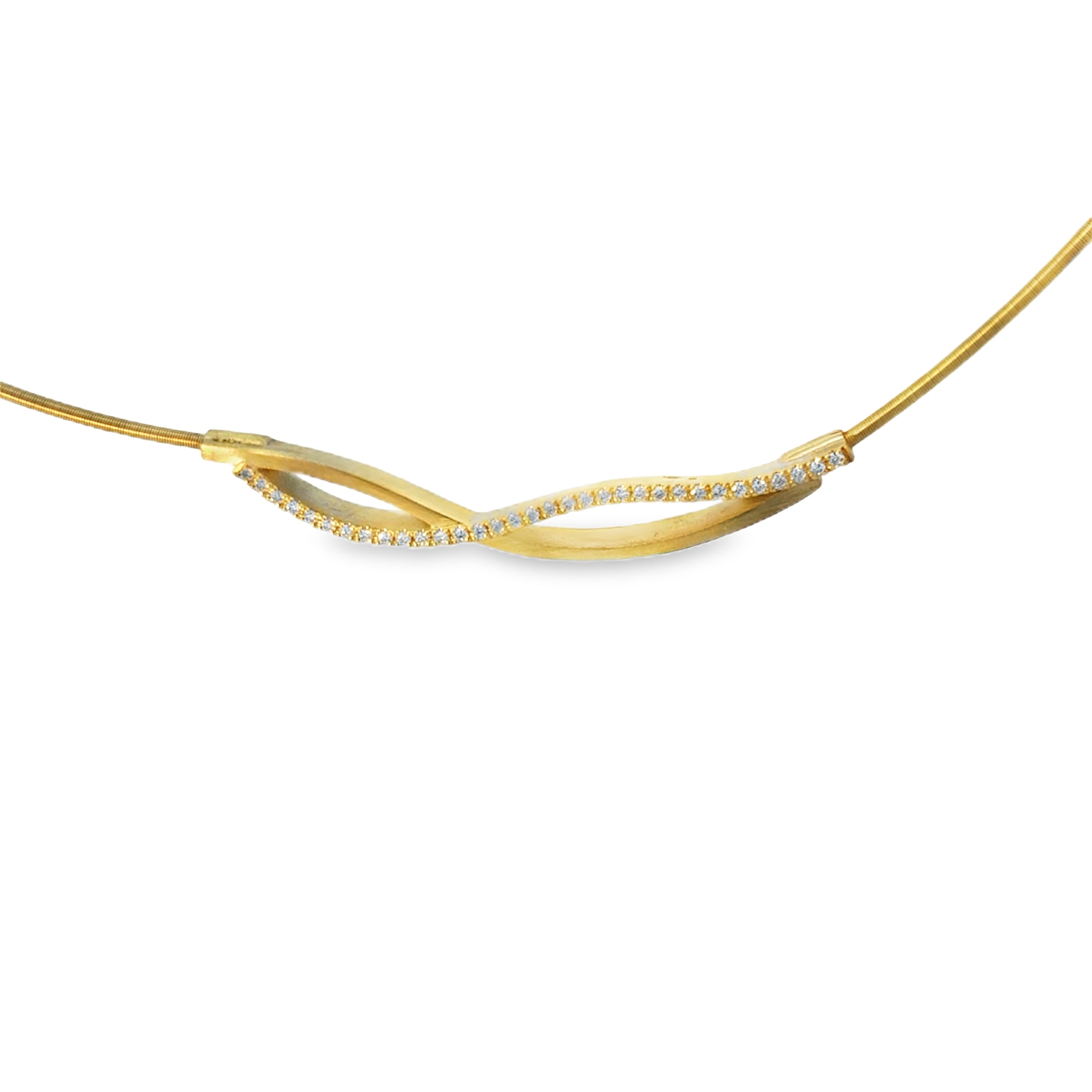 Dieses Collier, Modellnummer 2-31991, besticht durch 585er Gelbgold und einen Brillanten von 0,17 ct in Qualität w-if. Die einzigartige Spirale mit einem Durchmesser von 10mm und einem Edelstahlkern verleiht ihm besonderes Flair. Ideal für elegante Anlässe – es verleiht jedem Outfit einen luxuriösen Touch. Perfekt zum Tragen über einem schlichten Kleid oder Bluse.