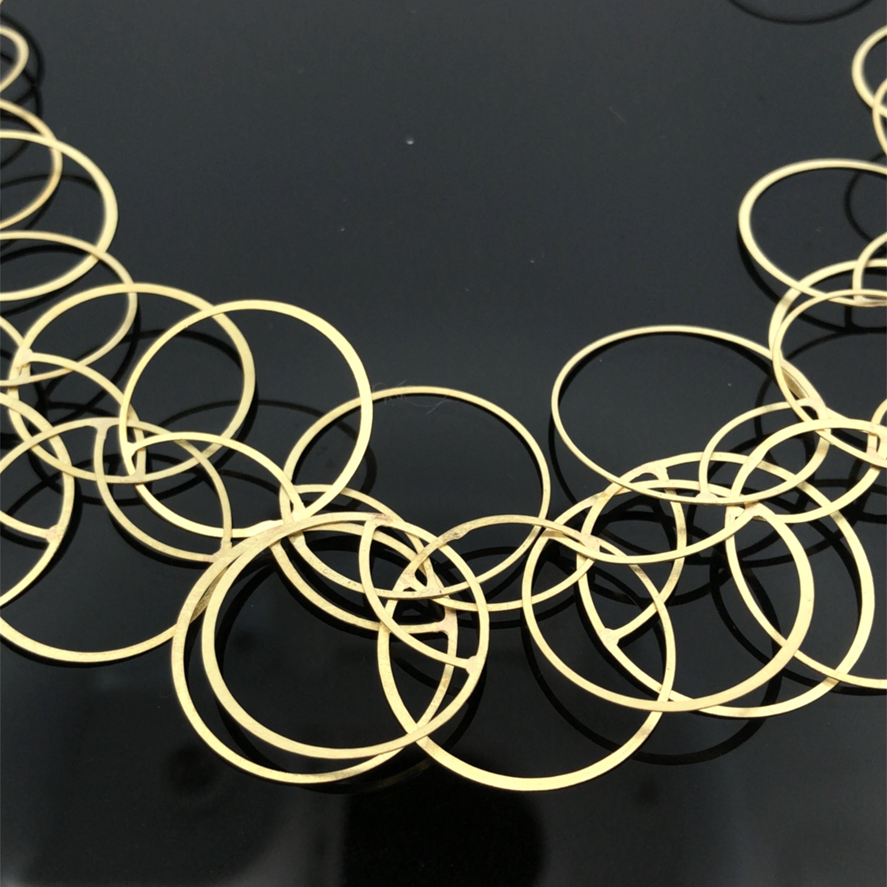 Entdecken Sie das Myfish Triselle 750Au Halskette mit Modellnummer 1752976, ein exquisiter Schmuck in der Kategorie JEWEL. Diese wunderschöne Halskette verleiht jedem Outfit Eleganz. Tragen Sie es mit einem schlichten Oberteil oder einem Abendkleid, um einen stilvollen Akzent zu setzen. Perfekt für besondere Anlässe oder als tägliches Statement-Piece.