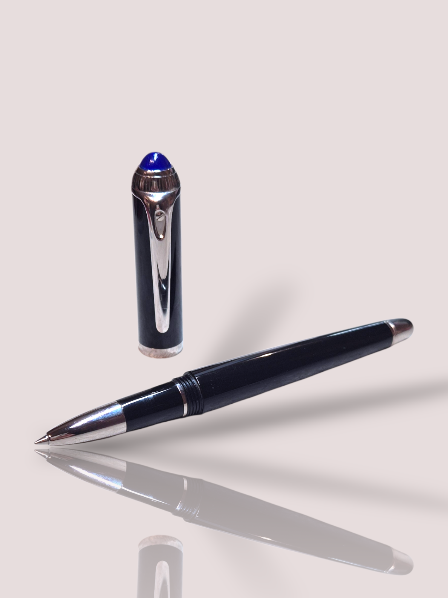 Deze Vintage R de Cartier rollerballpen komt uit het jaar 2010 en is een luxe schrijfinstrument dat elegantie en verfijning uitstraalt. Deze pen, onder de categorie STATIONERY en subcategorie ROLLER_BALL_PENS, wordt geleverd met een doos en toebehoren. Draag deze pen als een stijlvol accessoire bij zakelijke of formele gelegenheden voor een verfijnde uitstraling.

Een prachtige luxe pen uitgevoerd in 18k witgoud, zwarte composiet, palladium en blauwe cabochon hars. Het schrijfpuntje is van 18k witgoud.