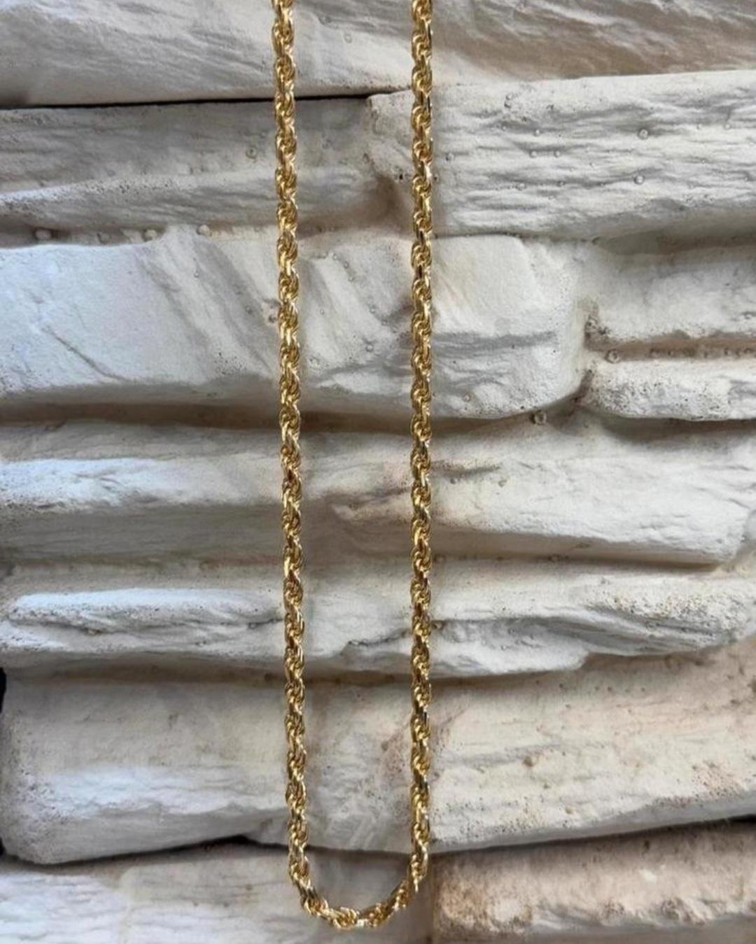 Deze gouden ketting van 14kt, modelnummer BREA-JOY-0003024, is 65 cm lang en weegt 27,9 gram. De ketting heeft een breedte van 4,634 mm en een diameter van 3,4 mm. Het goud is glanzend en de ketting heeft een elegante gouden kleur. Perfect om solo te dragen of te combineren met andere sieraden. Ideaal voor elke gelegenheid.