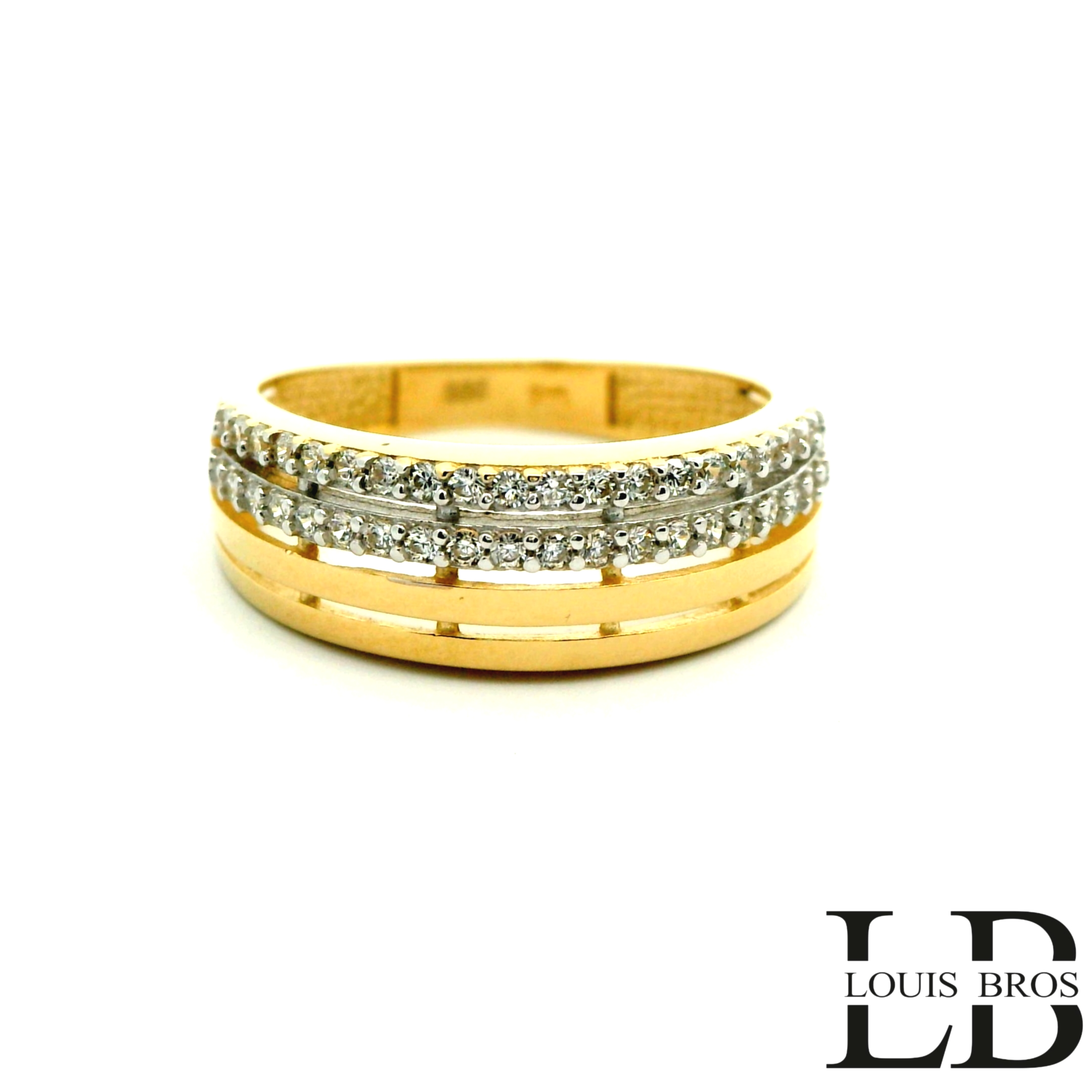 Deze elegante ring is vervaardigd uit 14 karaat bicolor goud (2.41 gr), een stijlvolle combinatie van wit- en geelgoud. Het tijdloze ontwerp wordt verfraaid met sprankelende zirkonia&rsquo;s, die de ring een luxe en verfijnde uitstraling geven. Dankzij de subtiele glans en het contrasterende kleurenspel van het goud is dit sieraad zowel modern als klassiek, en geschikt voor iedere gelegenheid.

De ring is perfect als cadeau voor een bijzonder moment, maar ook als stijlvolle aanvulling op je dagelijkse look.

Materiaal: 14 karaat goud (bicolor)
Steen: Zirkonia
Stijl: Elegant, tijdloos en veelzijdig.
De ring is verkrijgbaar in meerdere afmetingen.