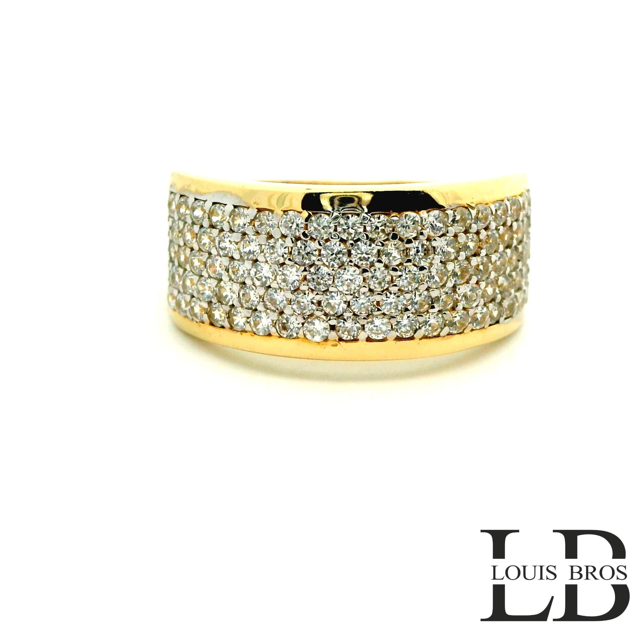 Deze elegante ring is vervaardigd uit 14 karaat bicolor goud (4.32 gr), een stijlvolle combinatie van wit- en geelgoud. Het tijdloze ontwerp wordt verfraaid met sprankelende zirkonia&rsquo;s, die de ring een luxe en verfijnde uitstraling geven. Dankzij de subtiele glans en het contrasterende kleurenspel van het goud is dit sieraad zowel modern als klassiek, en geschikt voor iedere gelegenheid.

De ring is perfect als cadeau voor een bijzonder moment, maar ook als stijlvolle aanvulling op je dagelijkse look.

Materiaal: 14 karaat goud (bicolor)
Steen: Zirkonia
Stijl: Elegant, tijdloos en veelzijdig.
De ring is verkrijgbaar in meerdere afmetingen.