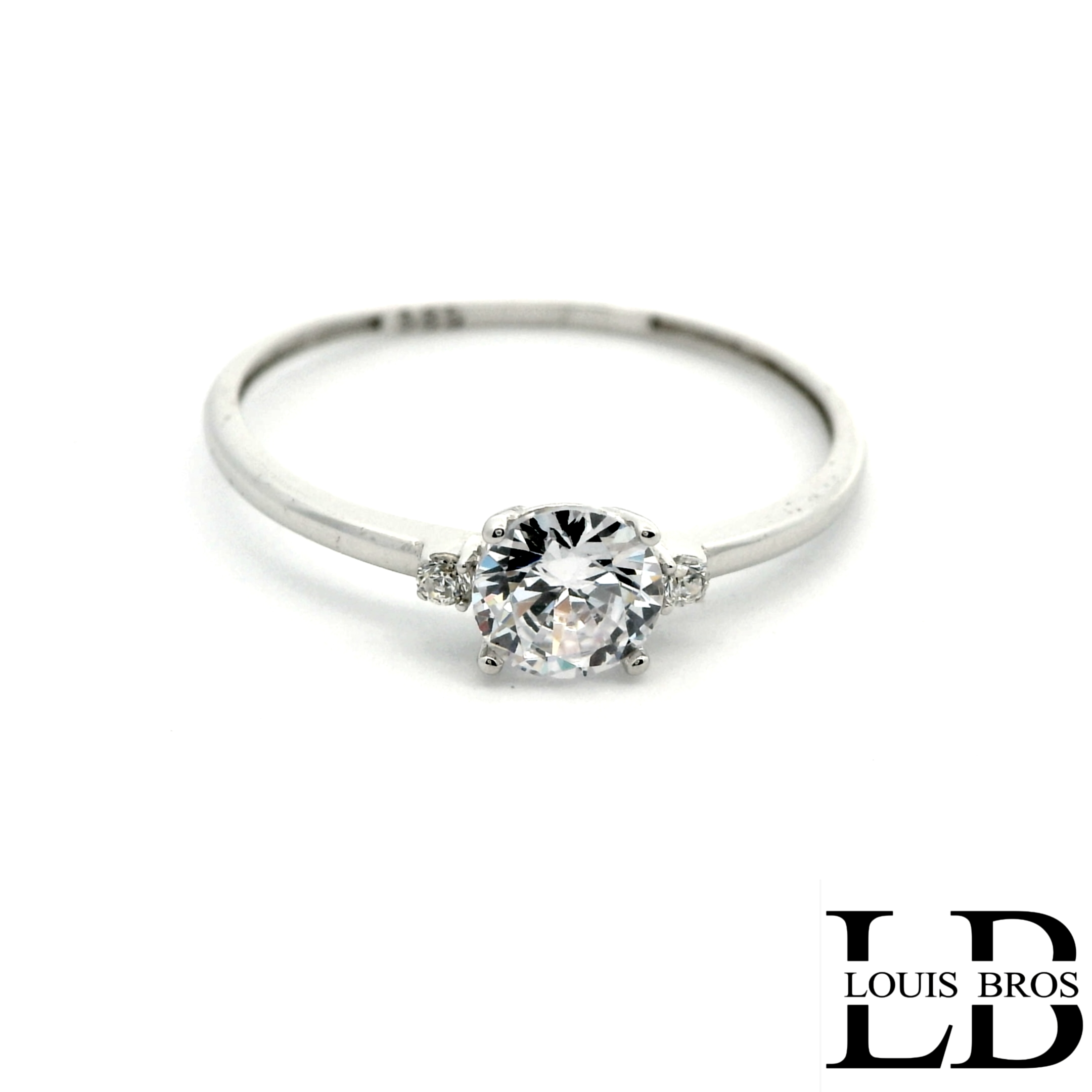 Deze verfijnde ring is vervaardigd uit hoogwaardig 14 karaat witgoud en straalt pure elegantie uit. In het midden schittert een prachtige zirkonia-steen, zorgvuldig gezet om een subtiele maar sprankelende uitstraling te cre&euml;ren. Het slanke ontwerp maakt de ring licht, modern en ideaal voor wie houdt van minimalistische sieraden met een luxe uitstraling. Perfect als dagelijkse eyecatcher, maar ook stijlvol genoeg voor speciale gelegenheden.
De ring is verkrijgbaar in meerdere afmetingen.