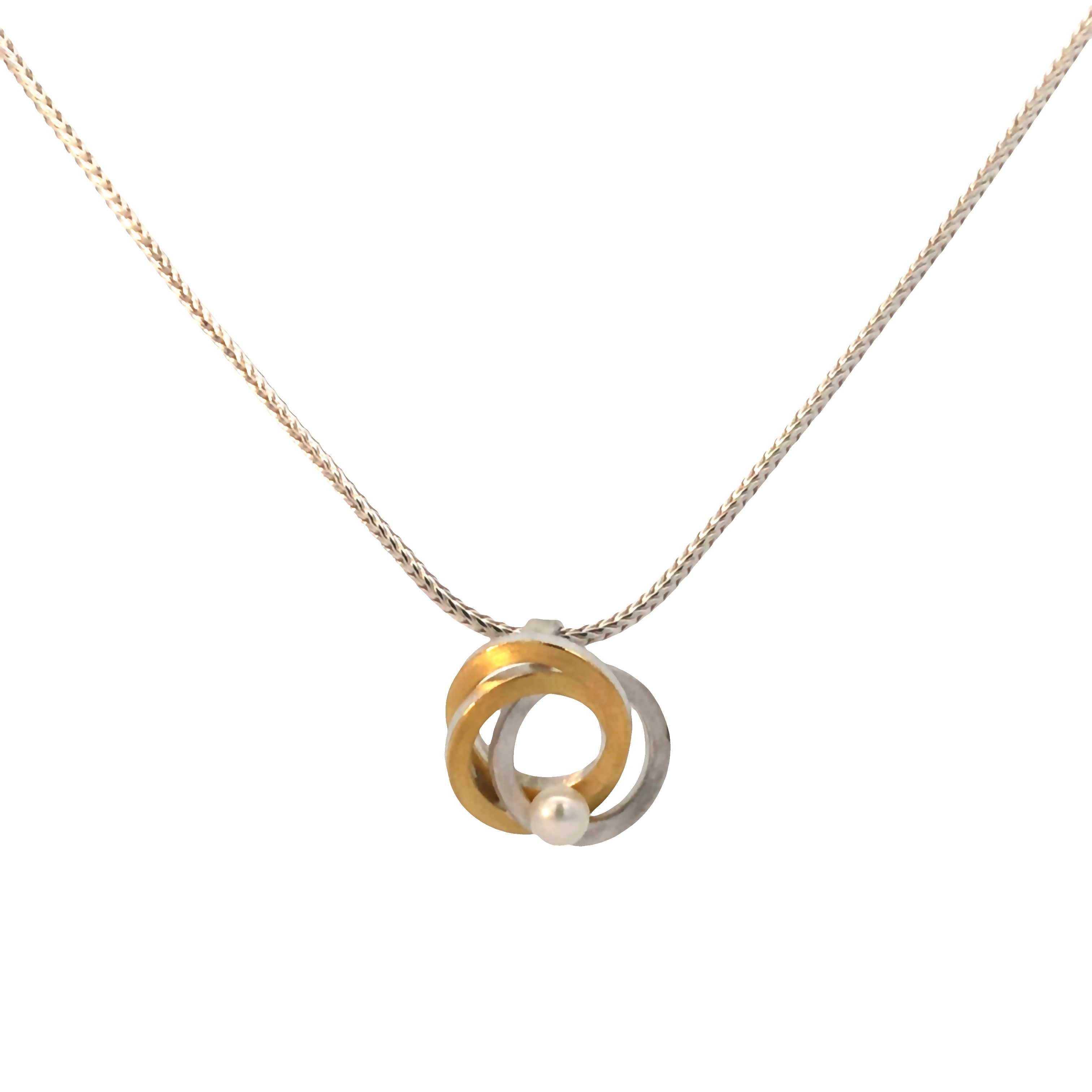 Die Kette Gold/Silber K1299 Perle, Modellnummer K1299PEW, ist eine elegante Halskette, die zur Kategorie Schmuck geh&ouml;rt. Diese Perlenkette ist ideal f&uuml;r besondere Anl&auml;sse oder um einem Alltagsoutfit einen Hauch von Eleganz zu verleihen. Tragen Sie sie als Blickfang zu einem schlichten Oberteil oder Kleid, um ihre Sch&ouml;nheit zu betonen.