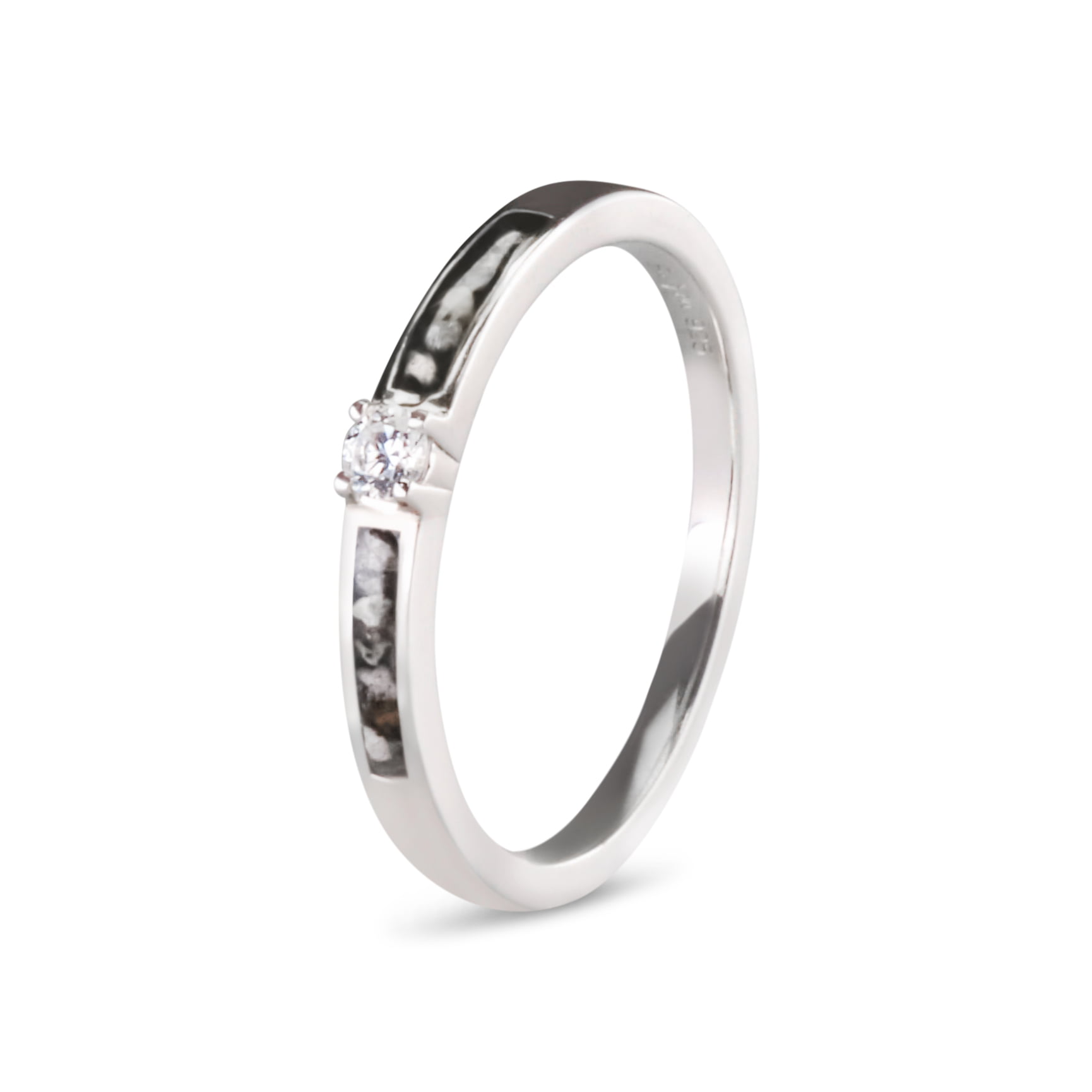 Deze ring is uiterest geschikt voor de verwerking van haar of as. Dit sieraad wordt zichtbaar aan de bovenkant gevuld met as en wordt vermengd met onze speciale hars. Er zijn twee kanten waarin het verwerkt kan worden met in het midden een zirkonia of de mogelijkheid met diamant.