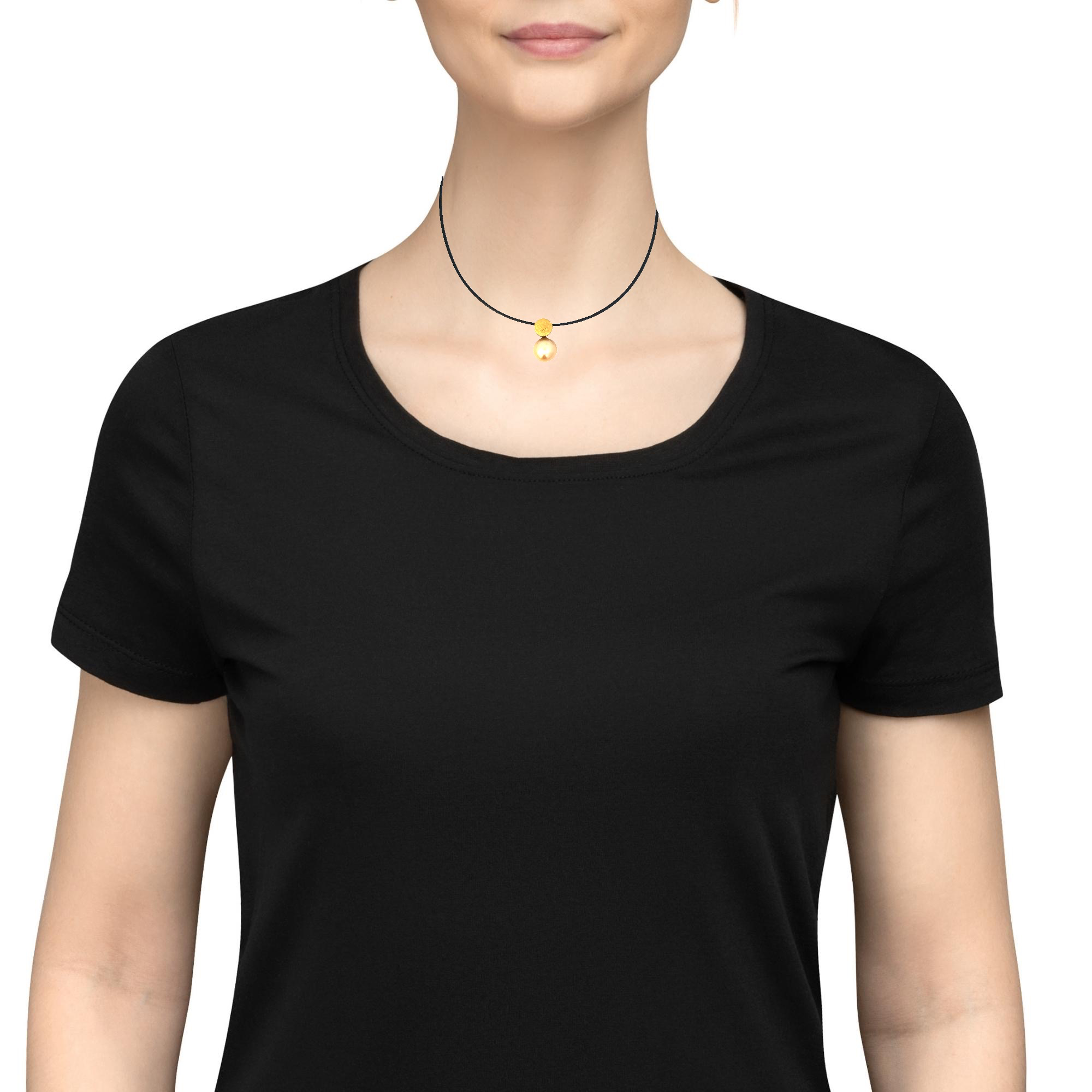 Der Anh&auml;nger Silber/Gold mit Perle, Modellnummer AH576, ist ein eleganter Schmuckanh&auml;nger. Eigenschaften: Schmucktyp: Anh&auml;nger, Kategorie: Schmuck. Am besten getragen an einer feinen Silber- oder Goldkette, erg&auml;nzt er sowohl Alltags- als auch Abendgarderobe perfekt. Ob alleine oder in Kombination mit anderen Schmuckst&uuml;cken &ndash; er verleiht jedem Outfit einen Hauch von Eleganz.