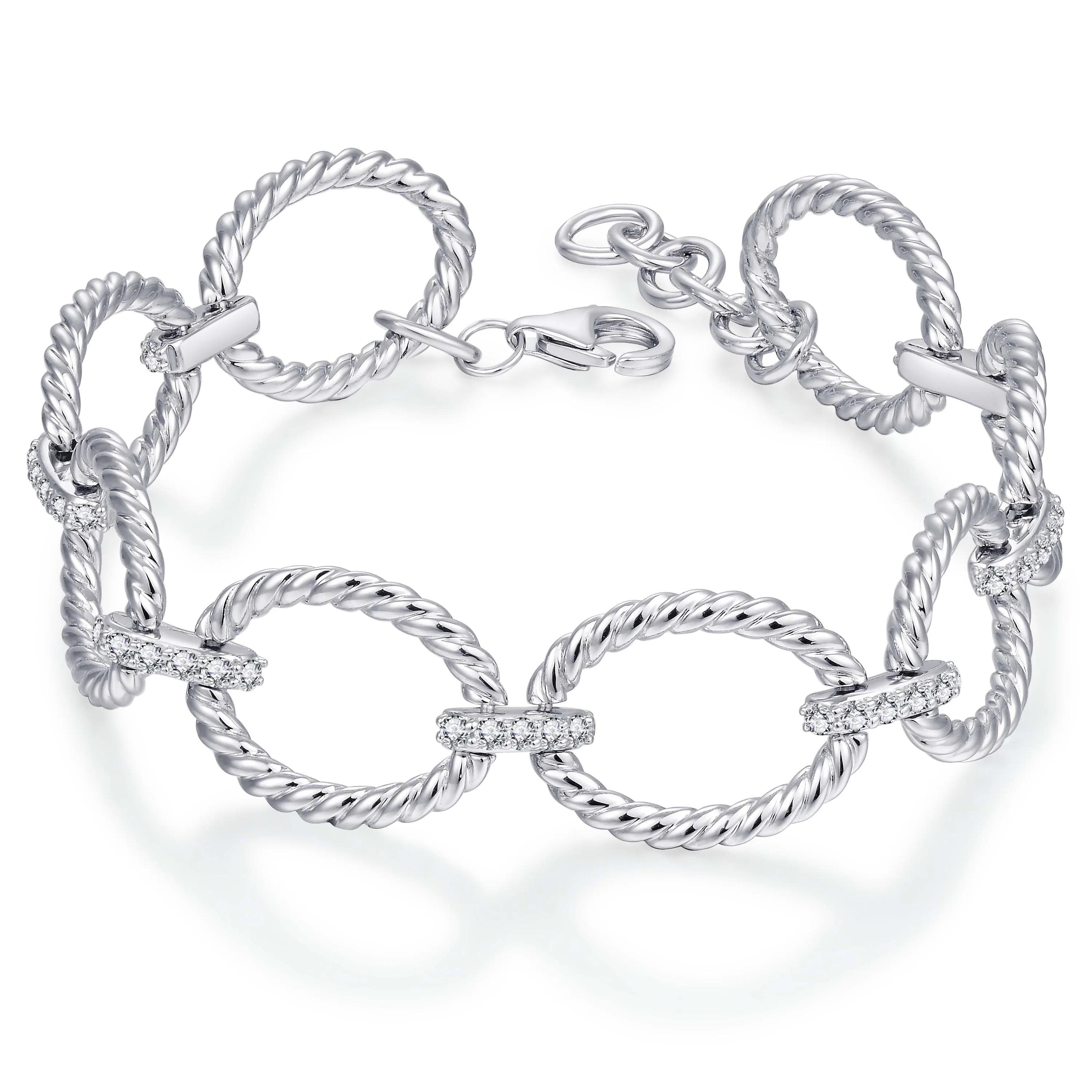 Rope Link Armband
De prachtig vervaardigde armband heeft een delicate touwtextuur en is bestrooid met glinsterende, transparante pav&eacute;details voor een verfijnde maar subtiele sprankeling. Ideaal om casual outfits op te fleuren en een vleugje glitter toe te voegen aan avondkleding. Deze armband trekt zeker de aandacht en geeft een elegante en exclusieve uitstraling.
