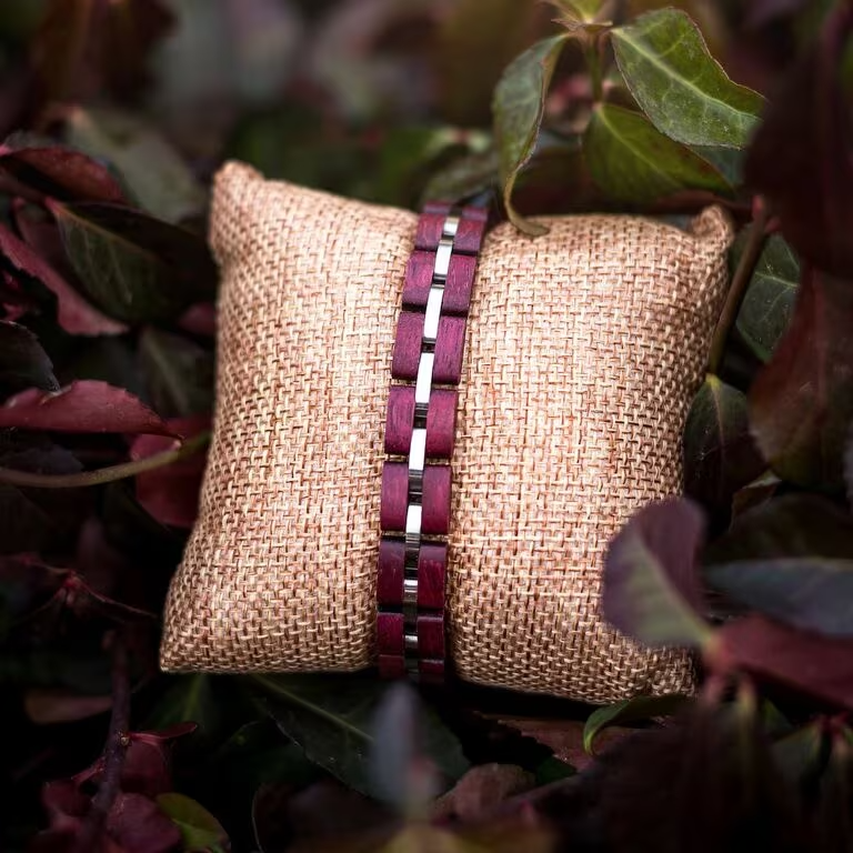 De eenvoudige maar elegante combinatie van 10 mm brede roestvrijstalen schakels in zilver en elementen van hoogwaardig amaranthout betovert met zijn minimalistische ontwerp. Vederlicht, sluit de Fantasia Bandlet perfect aan op je pols en wordt gegarandeerd je trouwe metgezel voor elke dag.