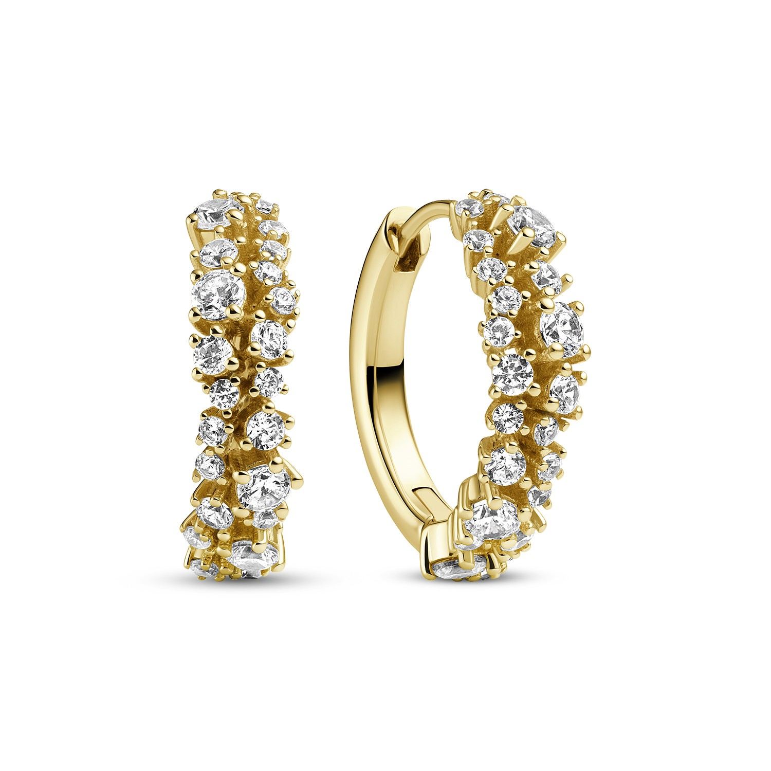 Sif Jakobs Earrings Cristallo Creolo - SJ-E2493-CZ-YG zijn elegante oorbellen ontworpen met sprankelende zirkonia's en een verfijnde geelgouden afwerking. Perfect voor zowel dagelijks gebruik als speciale gelegenheden. Draag ze met je haar omhoog om hun glans te accentueren. Deze veelzijdige oorbellen voegen een vleugje glamour toe aan elke outfit, van casual tot chic.