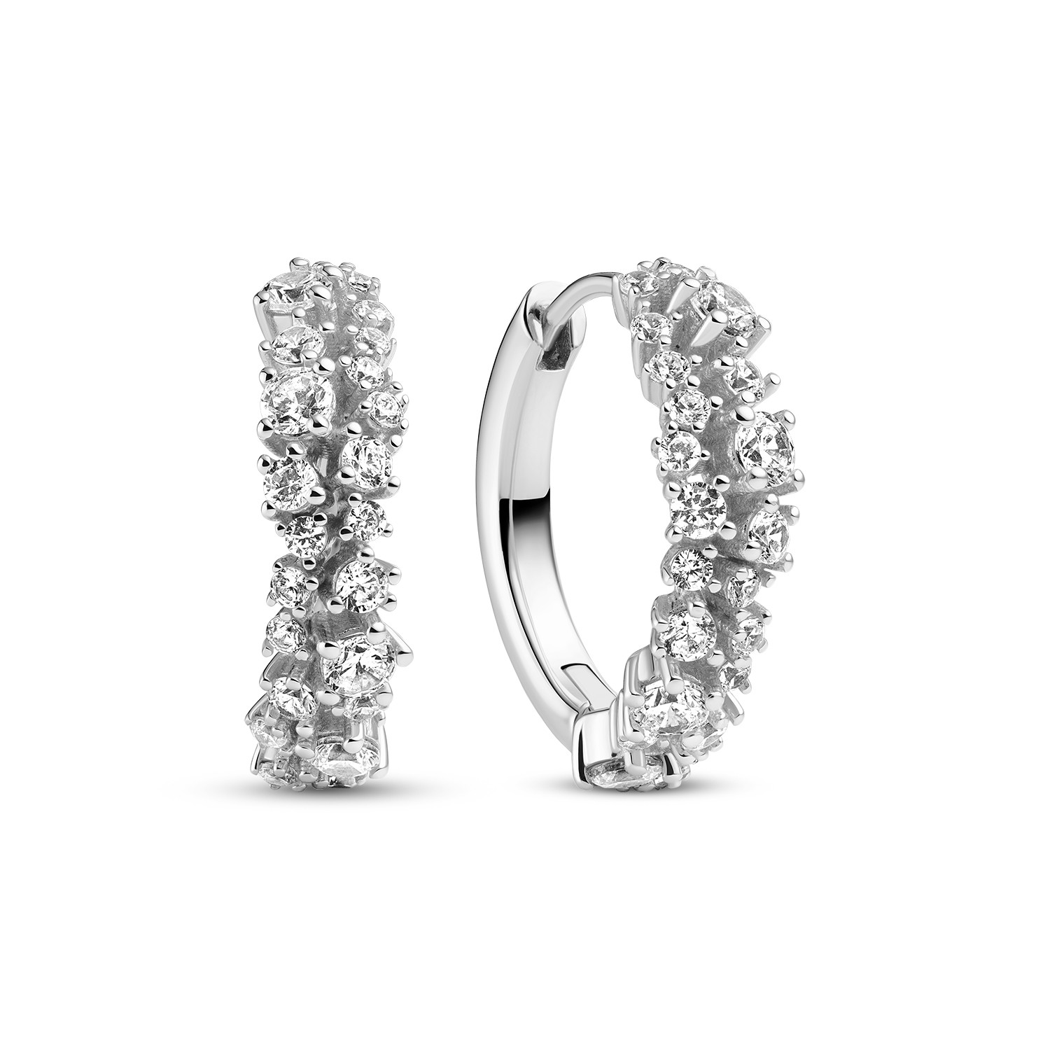 De Sif Jakobs Earrings Cristallo Creolo - SJ-E2493-CZ stralen elegantie uit met schitterende zirkonia's. Ideaal voor elke stijlvolle gelegenheid. Draag deze prachtige oorbellen met opgestoken haar of een elegante avondjurk voor een glamoureuze look. Perfect als een verfijnd detail bij zowel dagelijks als avondkleding. Voeg ze toe aan je collectie voor een tijdloze schittering.