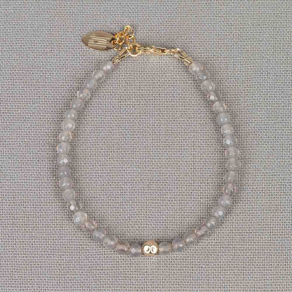 Armband gemaakt van Goldfilled in combinatie met de edelsteen Agaat. In het midden zit een Goldfilled balletje. 