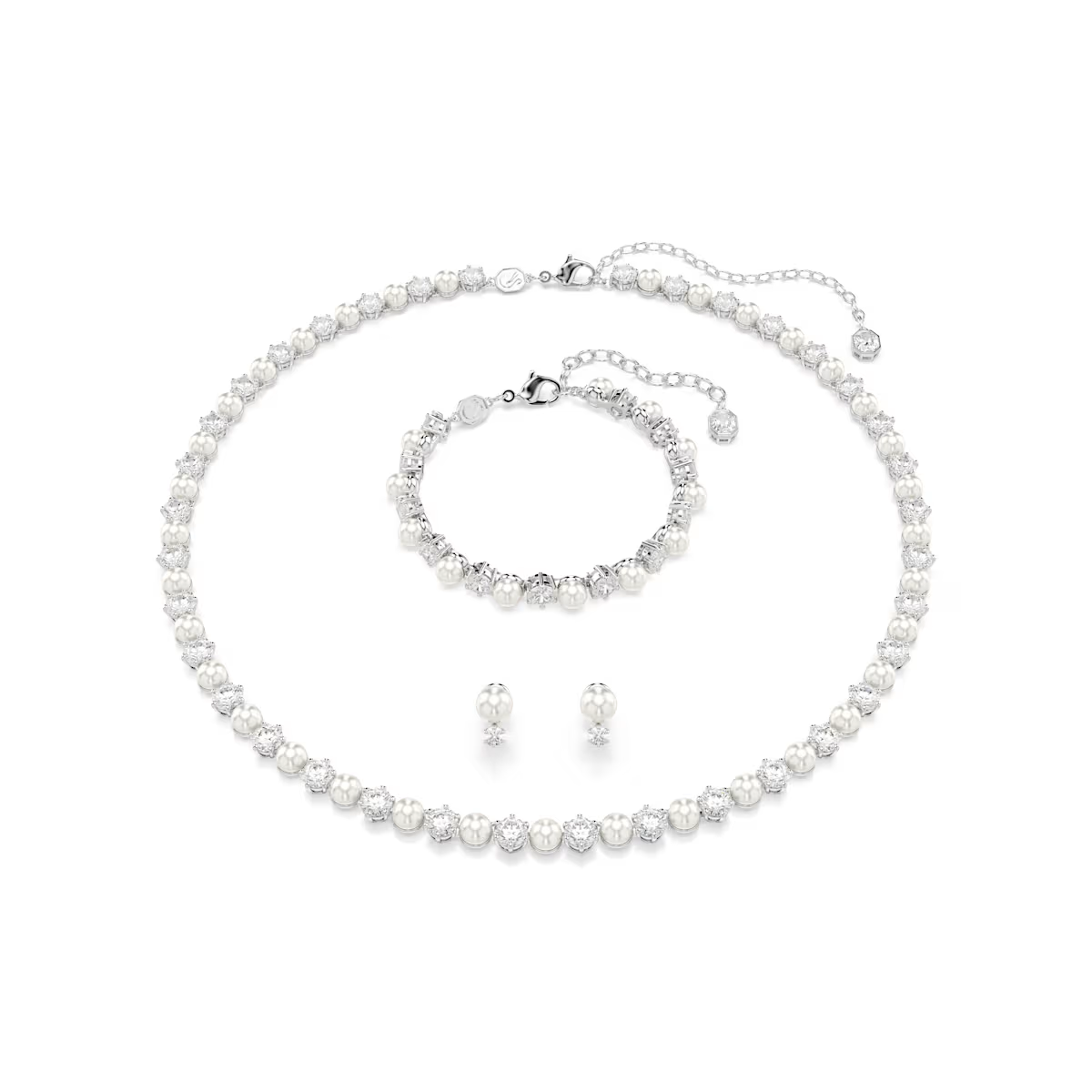 Deze Matrix-sieradenset, bestaande uit een ketting, armband en een delicaat paar oorknoppen, zal uw stijl verrijken met verfijning. Elk sieraad met rhodium toplaag heeft een luxueuze balans van heldere Swarovski Zirkonia en witte Swarovski Crystal Pearls, wat een moderne twist geeft aan het klassieke tennisontwerp. Draag deze set zelf of geef het als een stralend cadeau aan een speciaal iemand.
