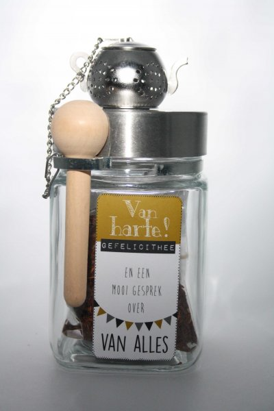 Onderdeel van serie: Thee en een mooi gesprek

GEFELICITHEE: feestelijke ooling thee. Een karakteristiek en vriendelijk karakter, geurig, notig en zacht van smaak. 20 gram biologische ooling thee.