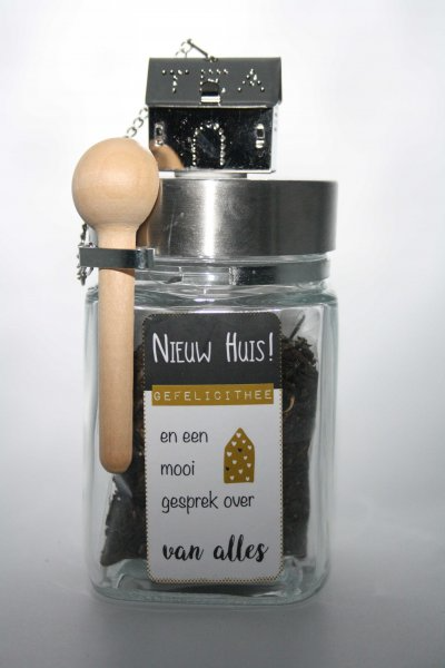 Onderdeel van serie: Thee en een mooi gesprek

GEFELICITHEE: feestelijke ooling thee. Een karakteristiek en vriendelijk karakter, geurig, notig en zacht van smaak. 20 gram biologische ooling thee.