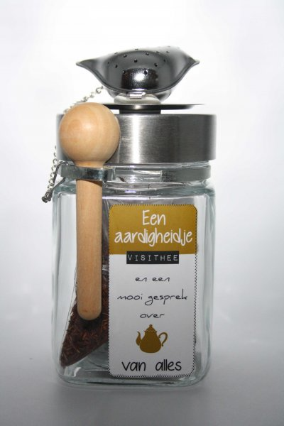 Onderdeel van serie: Thee en een mooi gesprek

VISITHEE: een absolute zwarte theeklassieker, ook wel earl grey genoemd. Met het kenmerkende bergamotaroma en fris karakter. 20 gram biologische zwarte thee, natuurlijk aroma.