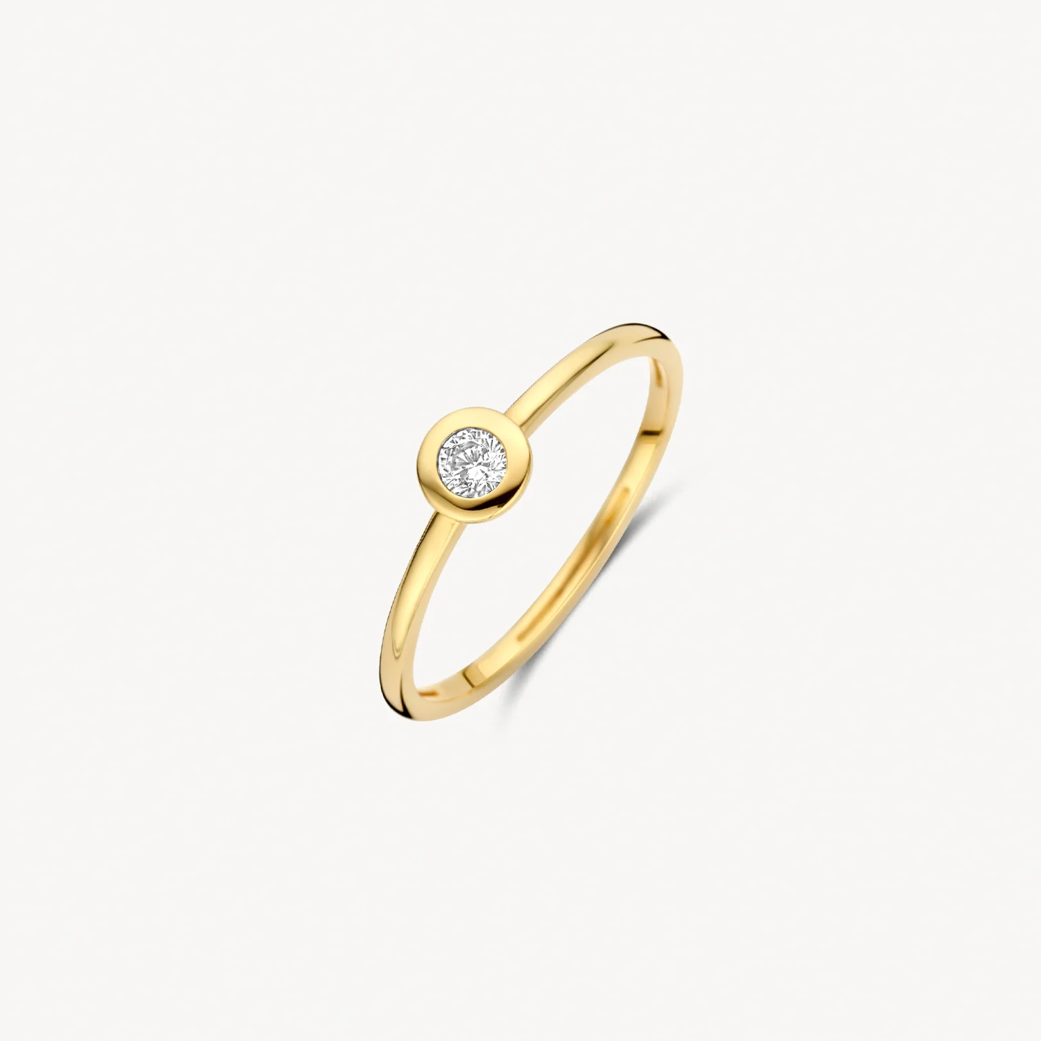 Eenvoudig en o zo elegant is deze 14k ring in geelgoud met een helder stralende zirkonia in gladomzetting. De doorsnede van de band is 1,3 mm en de ring is prachtig te combineren met andere ringen of met sieraden met zirkonia uit onze collectie.