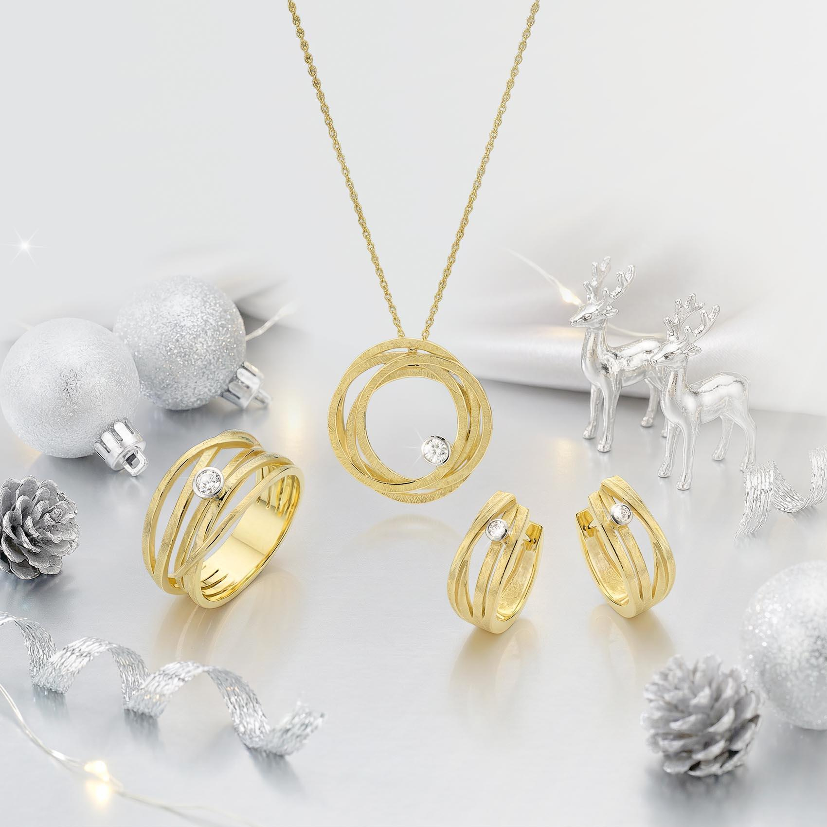 Geel gouden oorringen met diamant 2 x 0.03 w/si