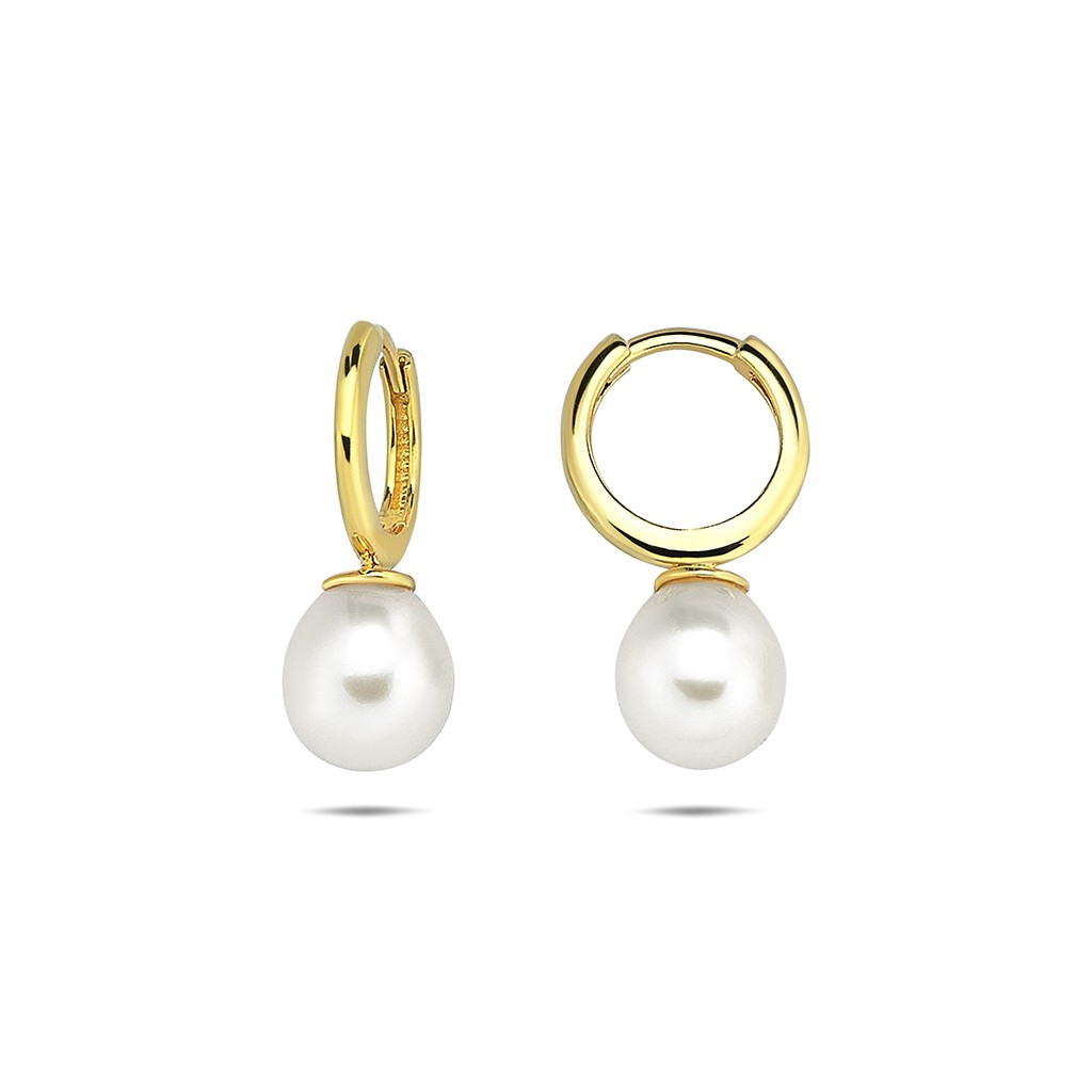Deze prachtige oorringen zijn vervaardigd uit hoogwaardig 14 karaat geelgoud en afgewerkt met een verfijnde parel die subtiel aan de ring hangt. De zachte glans van de parel vormt een elegante combinatie met het warme geelgoud, wat zorgt voor een klassieke en vrouwelijke uitstraling. Dankzij het tijdloze ontwerp zijn deze oorringen perfect voor zowel dagelijks gebruik als speciale gelegenheden. Een stijlvolle toevoeging aan elke sieradencollectie en een prachtig cadeau voor elk moment.