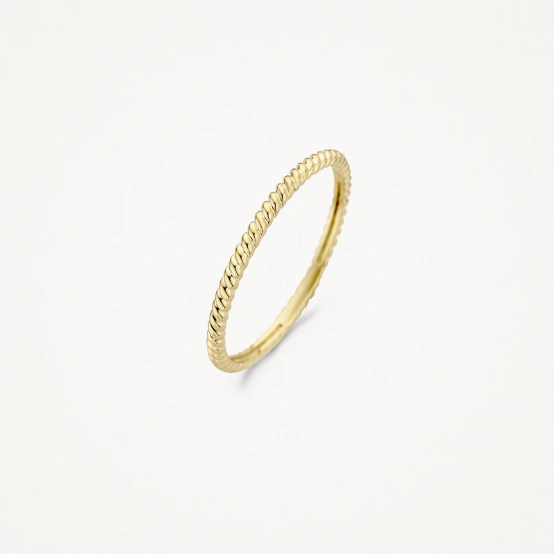Deze simpele, stijlvolle ring van 14k geelgoud heeft een gedraaid motief. De band is 1,4 mm breed. Prachtig in combinatie met andere aanschuifringen ringen uit onze collectie.