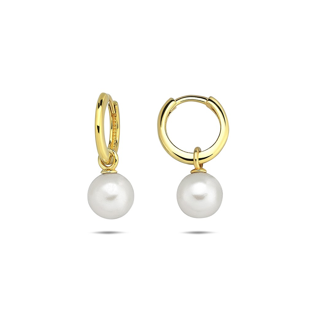Deze prachtige oorringen zijn vervaardigd uit hoogwaardig 14 karaat geelgoud en afgewerkt met een verfijnde parel die subtiel aan de ring hangt. De zachte glans van de parel vormt een elegante combinatie met het warme geelgoud, wat zorgt voor een klassieke en vrouwelijke uitstraling. Dankzij het tijdloze ontwerp zijn deze oorringen perfect voor zowel dagelijks gebruik als speciale gelegenheden. Een stijlvolle toevoeging aan elke sieradencollectie en een prachtig cadeau voor elk moment.
