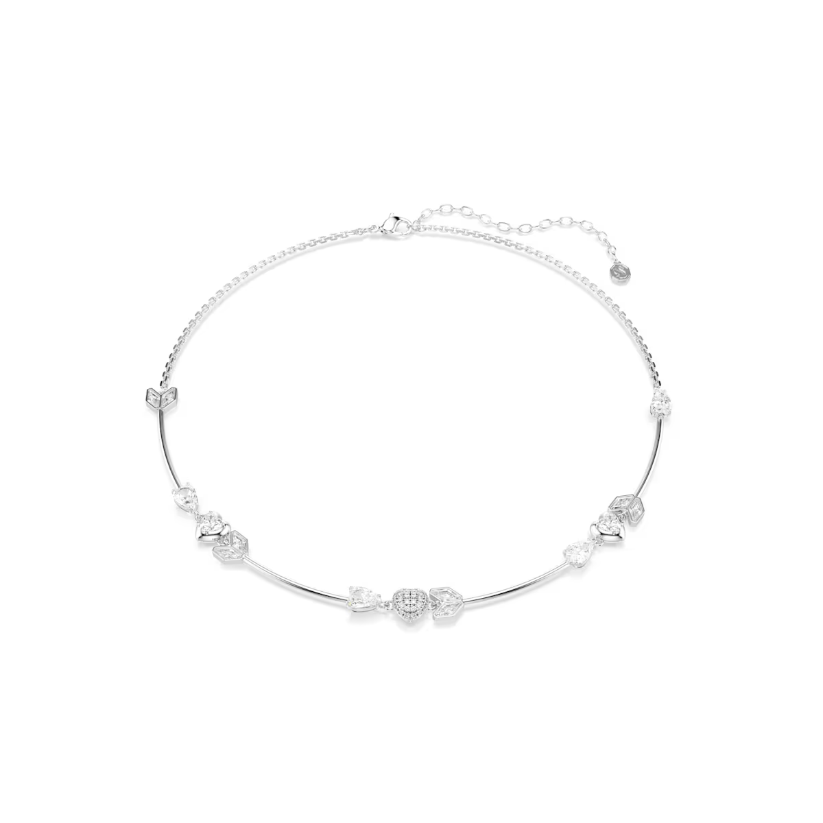 Deze Swarovski-ketting mikt rechtstreeks op de liefde met zijn all-around decoratie van Cupido&rsquo;s pijlen. Tussen elke pijl is een stralend hart geplaatst, met verschillende uitvoeringen vari&euml;rend van metaal tot volledig chatonnage. Het hele ontwerp is een strakke combinatie van een rhodium toplaag en heldere kristallen, die een opvallende romantiek toevoegt aan uw persoonlijke stijl.
