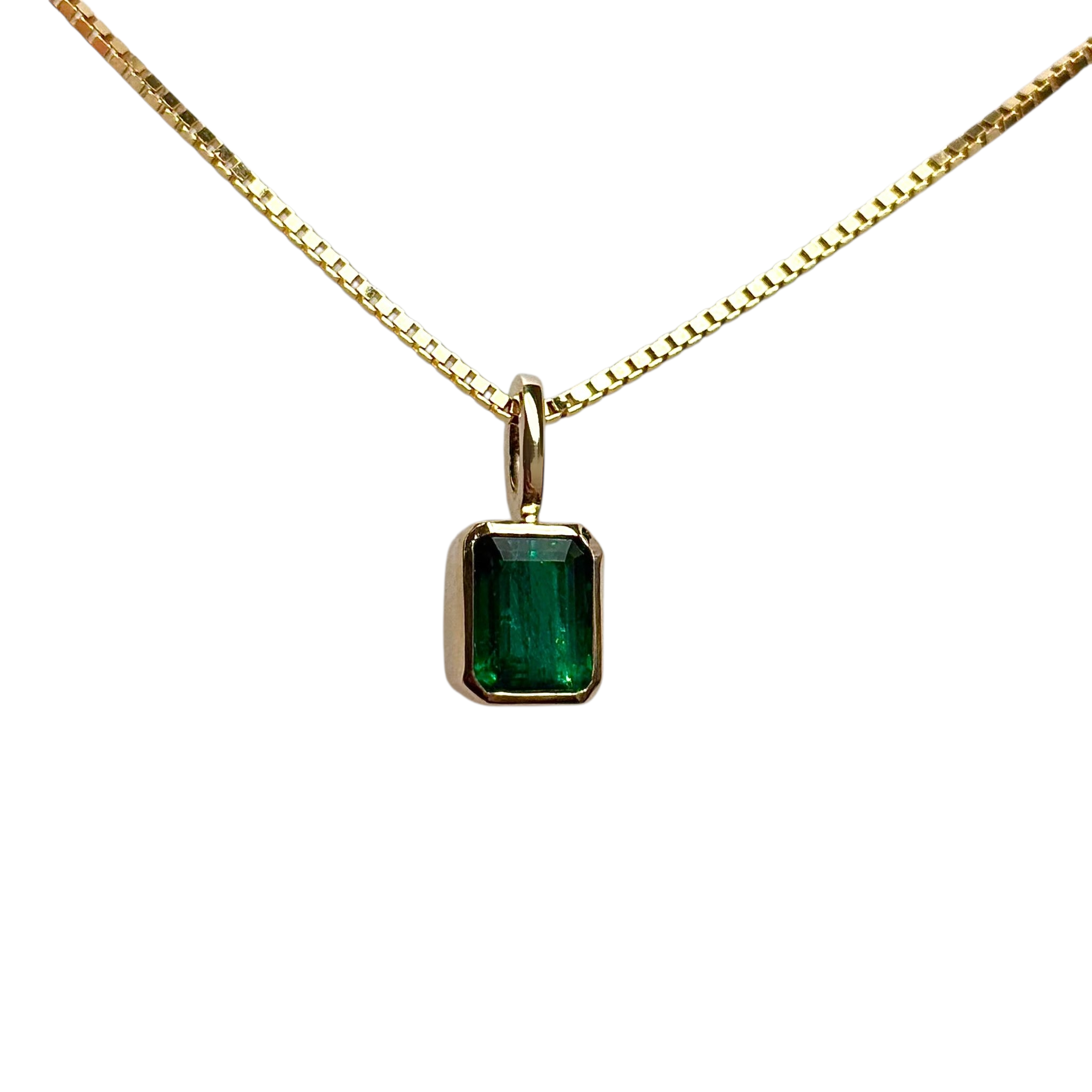 14kt gouden hanger met smaragd gefacetteerd achthoekig 6,4x5mm 1,020ct 