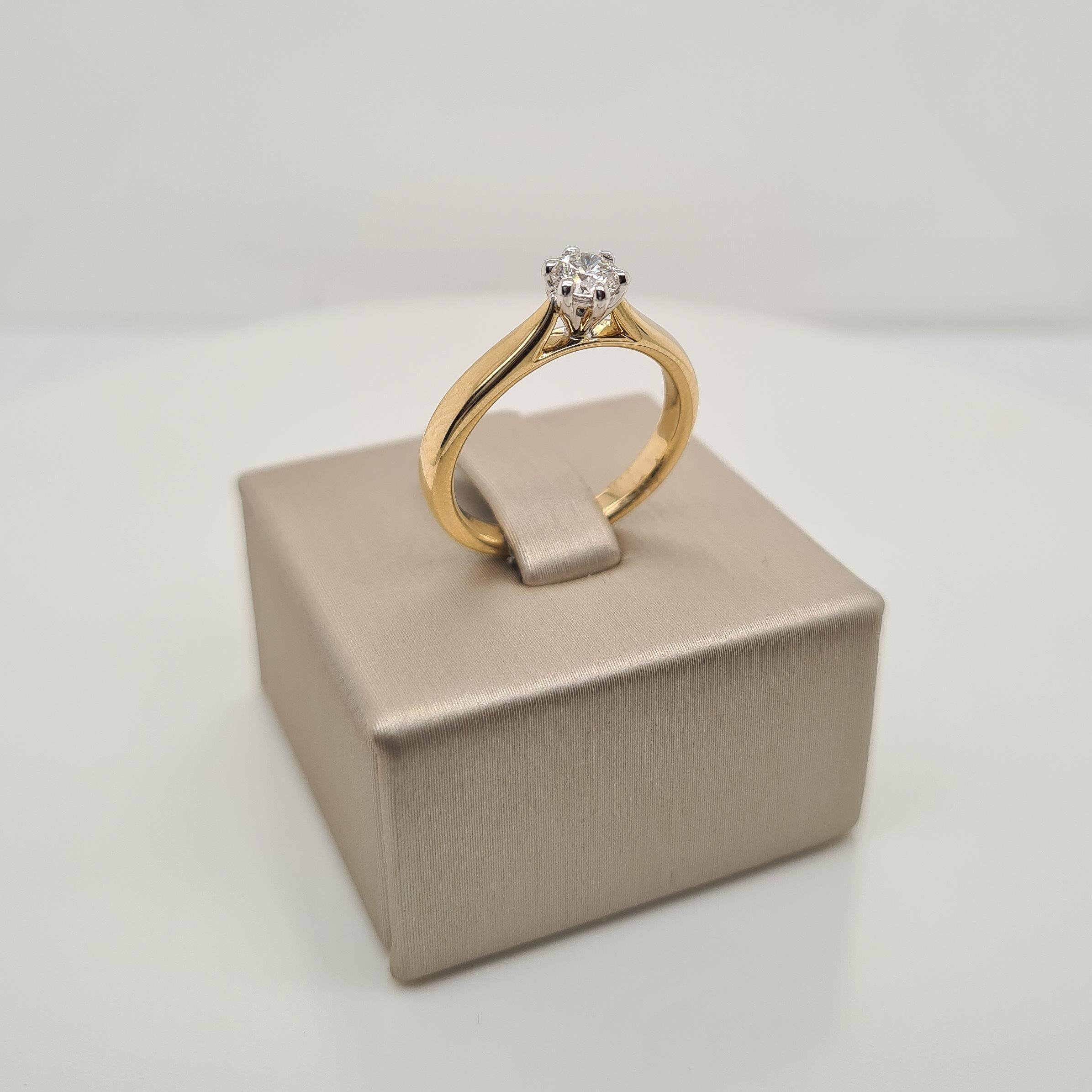 Prachtige 14krt gouden solitaire ring met diamant 1-0.30crt G SI. 

De maat van de ring is 51 (16,25), heeft u een andere maat, neem dan gerust contact met ons op.