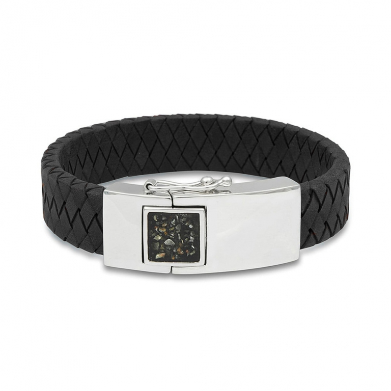 Gevlochten lederen as-armband. Bovenop het zilveren stuk kan de armband gevuld worden met as of haar. De lederen band is verkrijgbaar in diverse kleuren en wordt voor u op de juiste polsmaat gemaakt.

Door op het as-compartiment te drukken opent u het slot. Op het slot is nog genoeg ruimte om bijvoorbeeld een tekst, handtekening of vingerafdruk op te laseren.