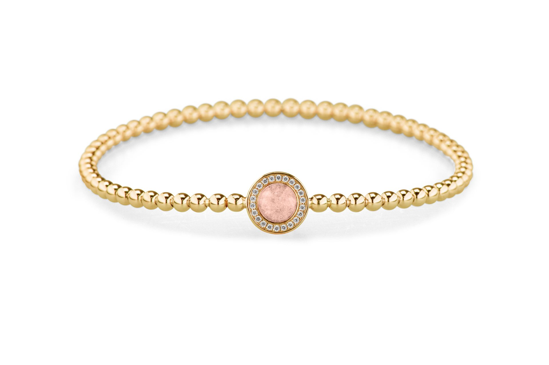 Bolletjes armband. Deze armband is voorzien van een staaldraad (geen elastiek). De armband moet net over de hand kunnen schuiven om mooi aangesloten aan de pols te kunnen dragen. Dit sieraad wordt zichtbaar aan de voorkant gevuld met as of haar en wordt vermengd met onze speciale hars.