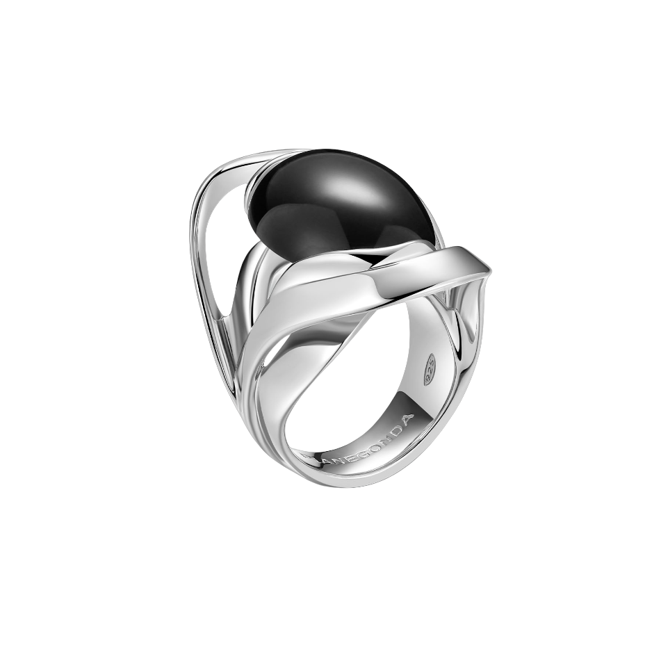 Metals: 925&permil; Sterling silver
Stones: onyx
Collection: SCRIPTA
The Scripta collection by Pianegonda consists of silver jewelery with a sinuous design, like a ribbon that winds around itself and adapts to the shape of the body wearing it. Here you will find bracelets, necklaces, rings and earrings designed to last over time and preserve the beauty of silver that has always distinguished Pianegonda jewels. Explore the Scripta collection now.