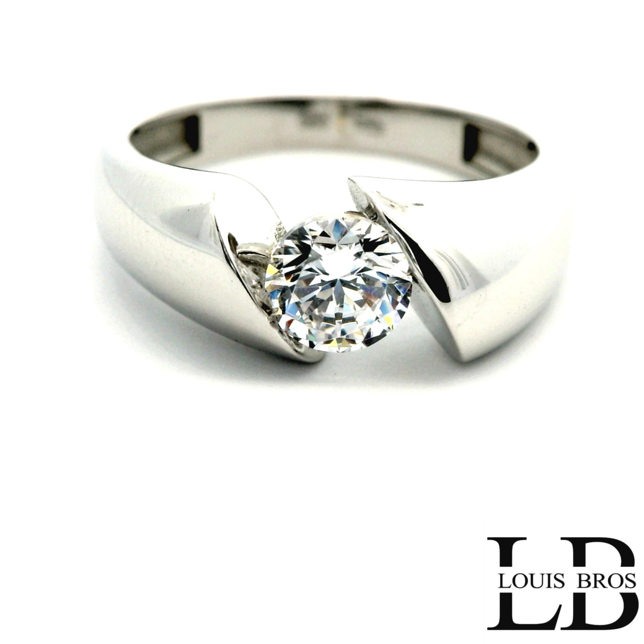 Deze stijlvolle ring is vervaardigd uit hoogwaardig 14 karaat witgoud (3.43 gr) en heeft een strak, modern ontwerp. In het midden schittert een prachtig geslepen zirkonia, die elegant wordt omsloten door het vloeiend gevormde witgoud. De gladde afwerking en de subtiele spanningzetting geven de ring een luxe en eigentijdse uitstraling. Dankzij het tijdloze design is deze ring perfect als dagelijkse eyecatcher, maar ook bijzonder geschikt voor speciale momenten. Een verfijnd sieraad dat klasse en elegantie uitstraalt.
De ring is verkrijgbaar in meerdere afmetingen.